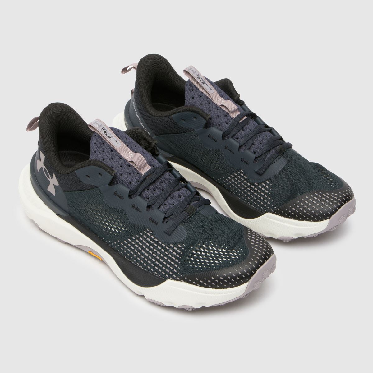 Under Armour infinite pro terepfutó cipők fekete és fehér színben