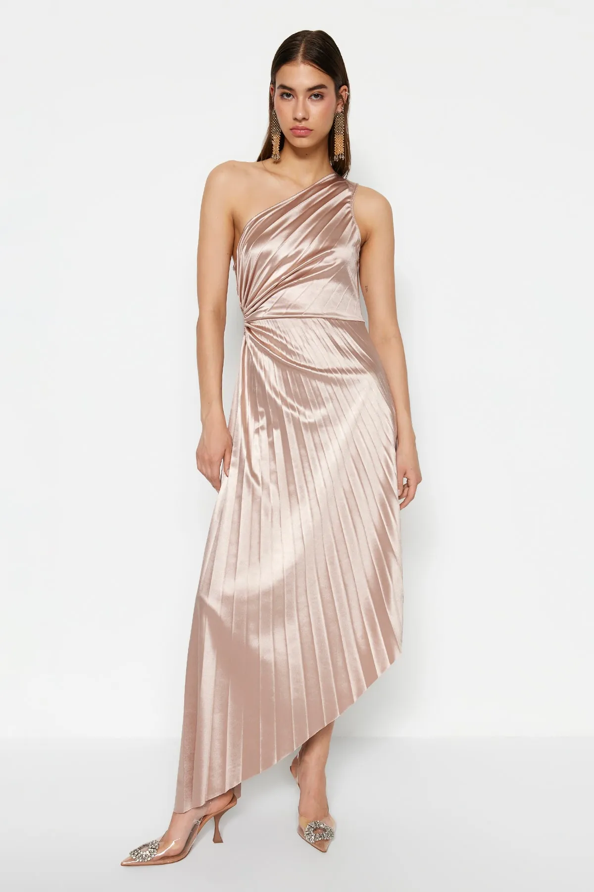 Trendyol Collection  Beigefarbenes asymmetrisches Strick-Abendkleid aus Satin mit Faltendetails Abendkleid/TPRSS23EL00557
