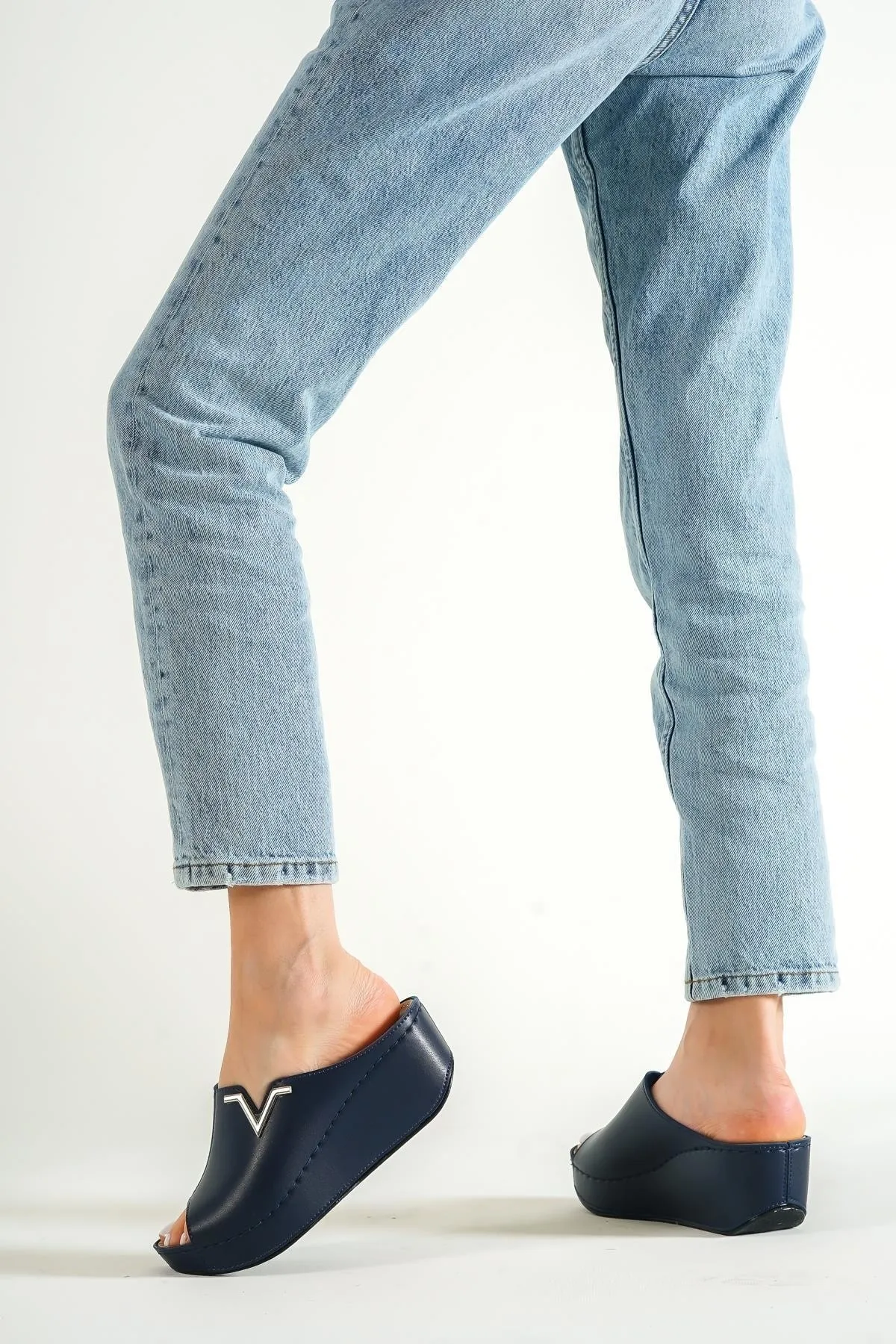 Capone Outfitters  Anatomisch weiche, bequeme Mutterhausschuhe mit Keilabsatz