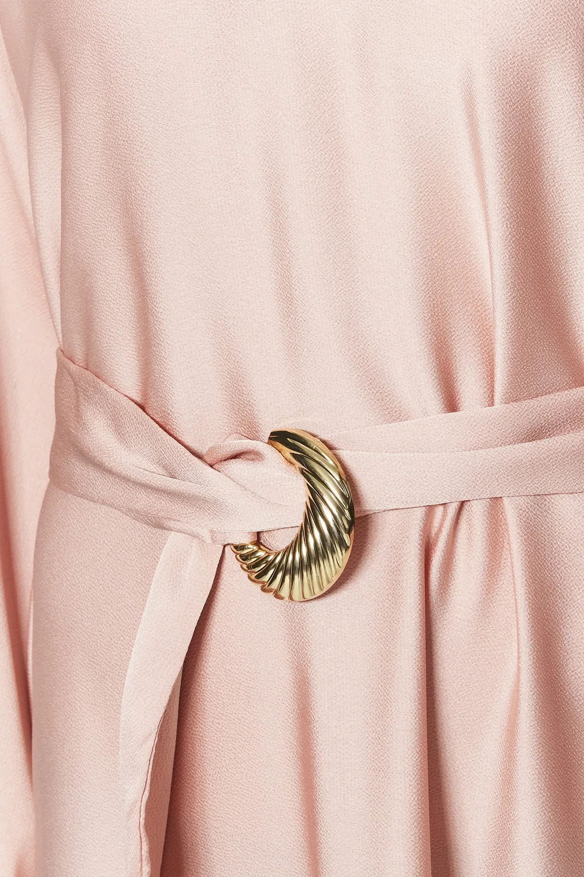 Trendyol Modest  Puderfarbenes, weit geschnittenes Satin-Abendkleid mit Gürtel TCTSS23DB00014
