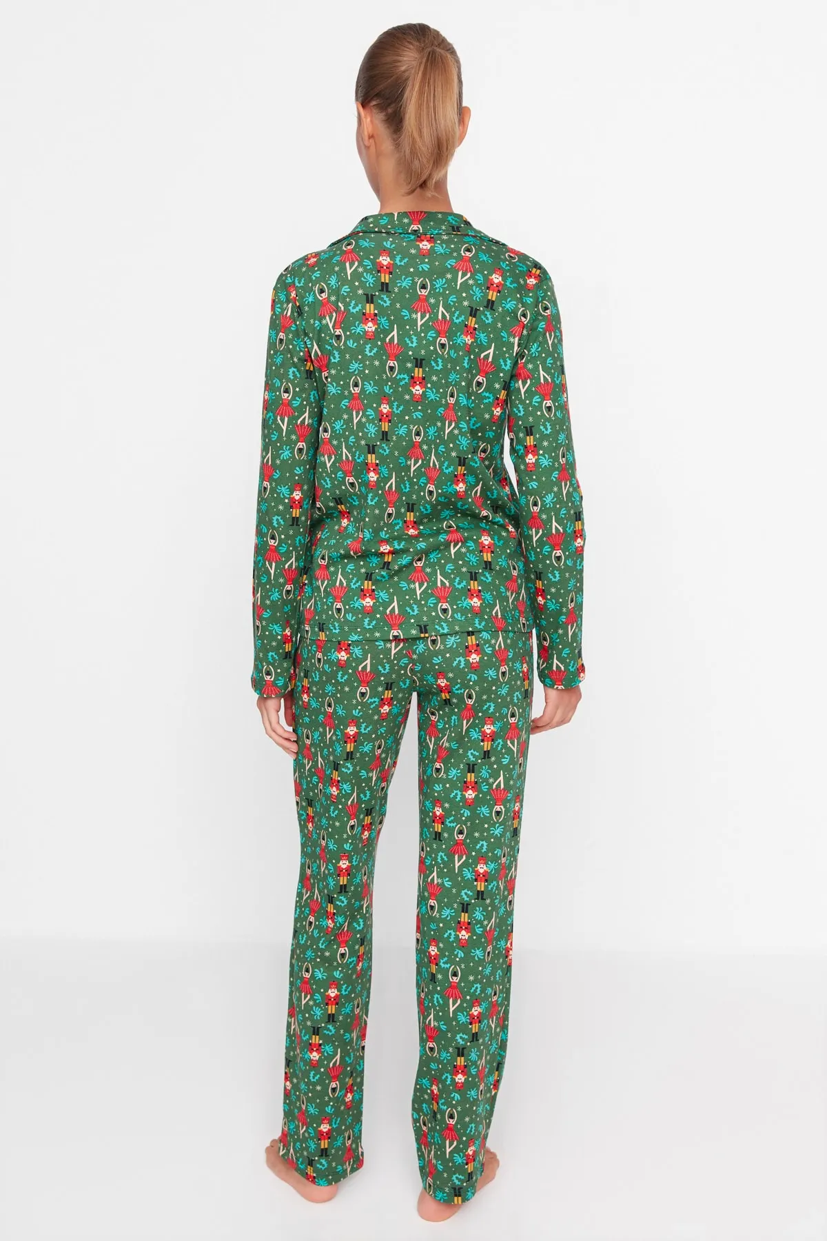 Trendyol Collection  Mehrfarbiges Strick-Pyjama-Set aus 100 % Baumwolle mit Weihnachtsmotiv THMAW23PT00311