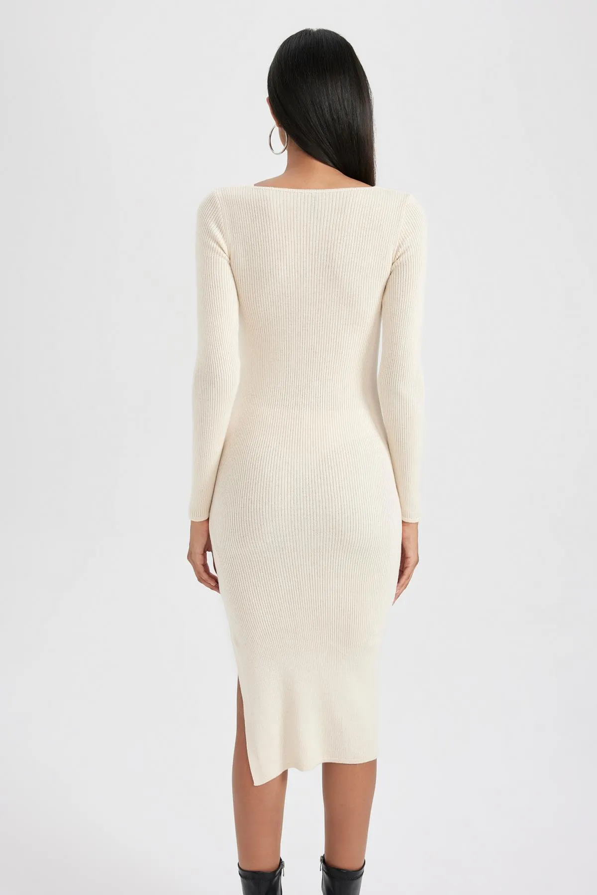 DeFacto  Figurbetontes, geripptes, langärmeliges Midikleid mit quadratischem Ausschnitt und Schlitz B3349ax23au