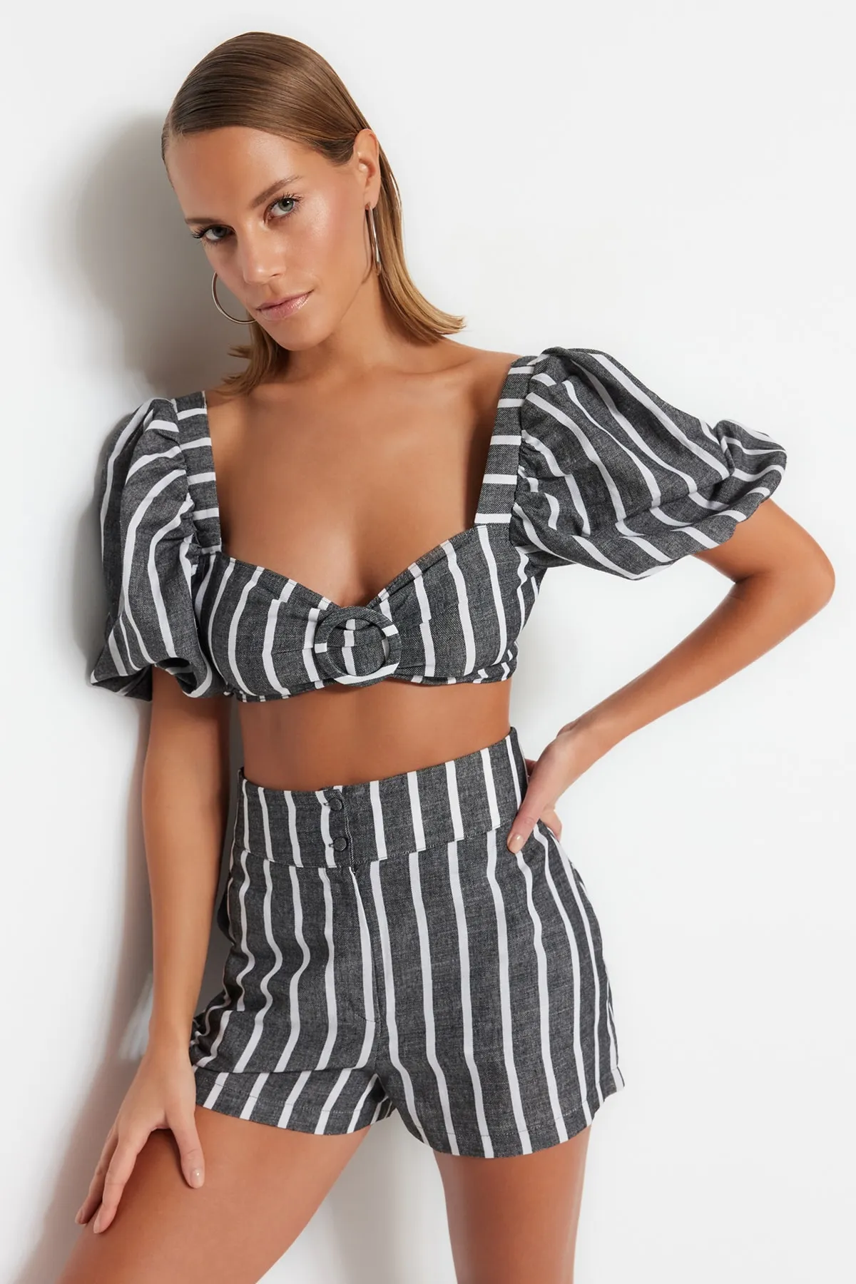 Trendyol Collection  Bluse in Leinenoptik mit gestreiften Webaccessoires Shorts-Set in Leinenoptik TBESS23AU00005