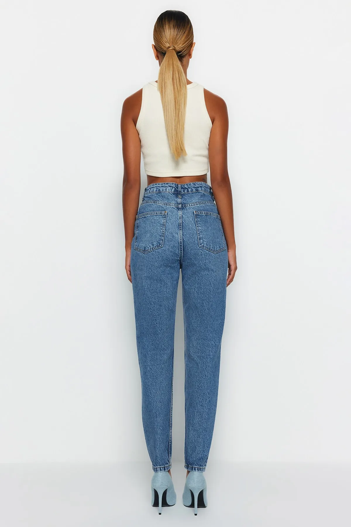 Trendyol Collection  Blaue Mom-Jeans mit hoher Taille TWOAW24JE00035