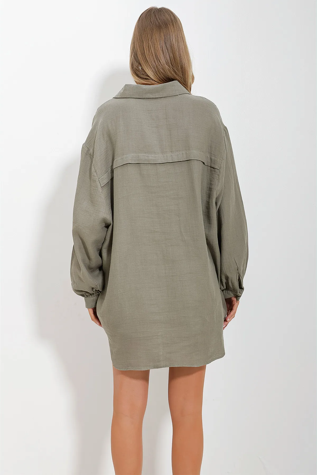 Trend Alaçatı Stili  Khakifarbenes Oversize-Musselin-Hemd mit Ballonärmeln für Damen ALC-X11621