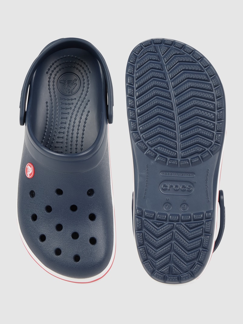 Clogs mit Luftlöchern in dunkelblau