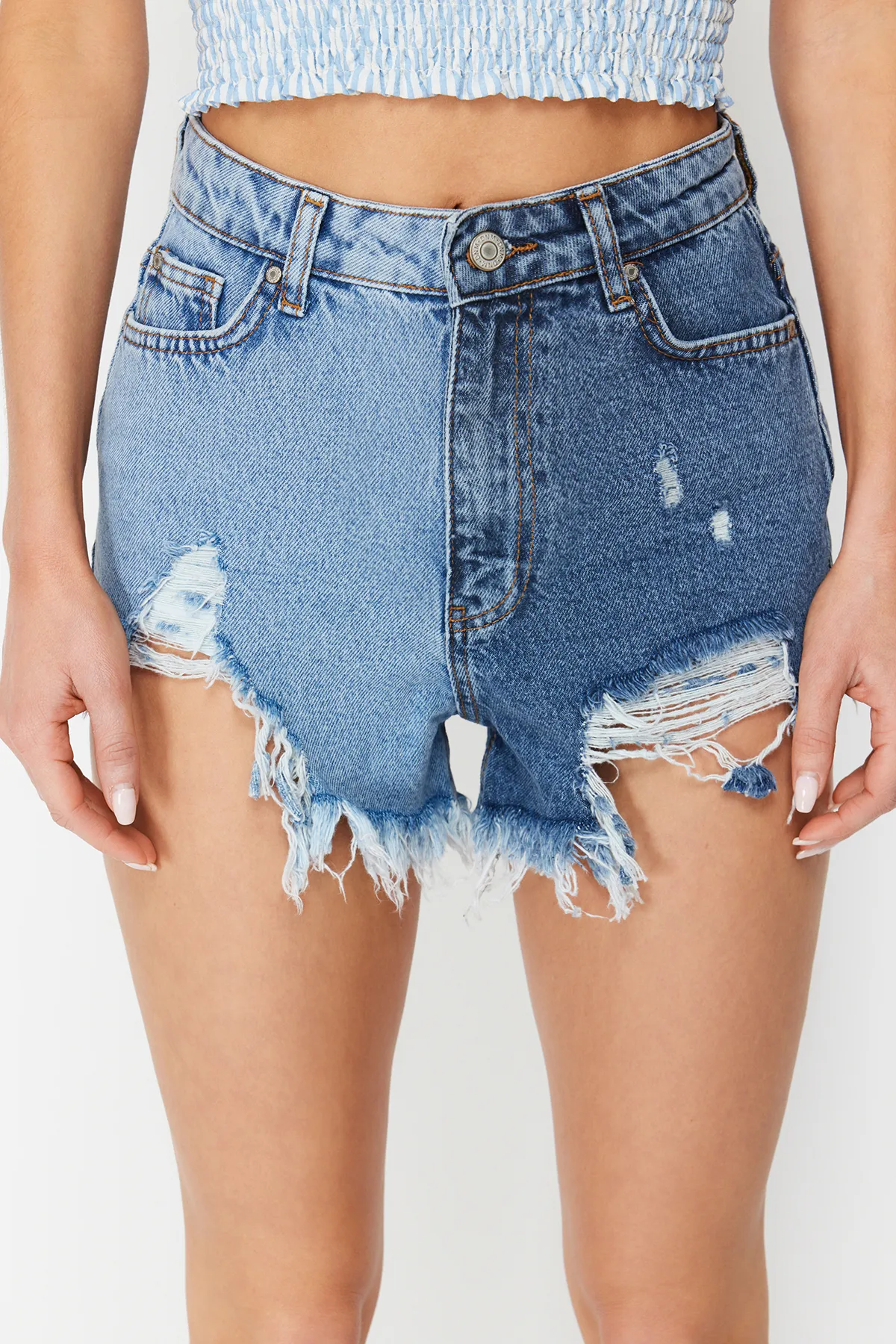 Trendyol Collection  Dunkelblauer Denim-Farbblock-Denim, 100 % Baumwolle, Shorts und Bermuda TBESS22SR0391