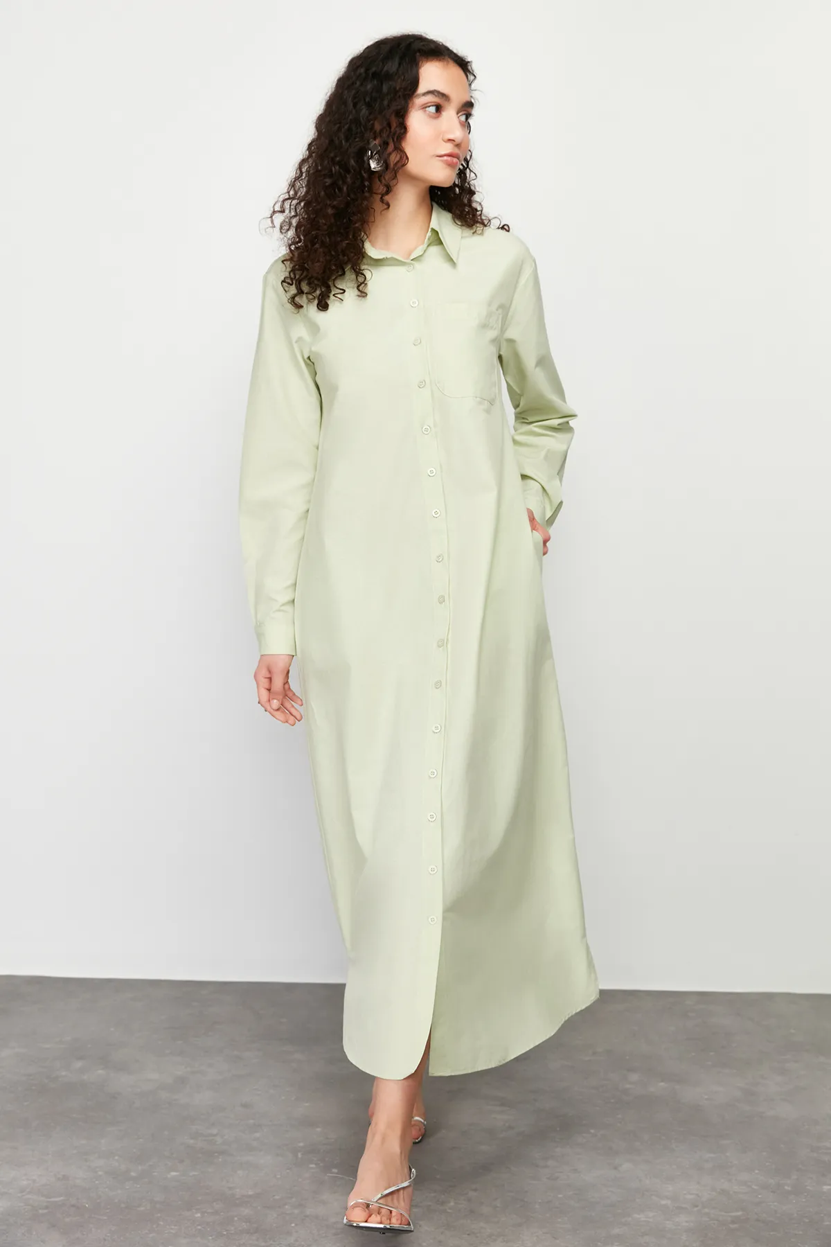 Trendyol Modest  Hellkhakifarbenes, schlicht gewebtes Hemdkleid TCTSS24EB00137