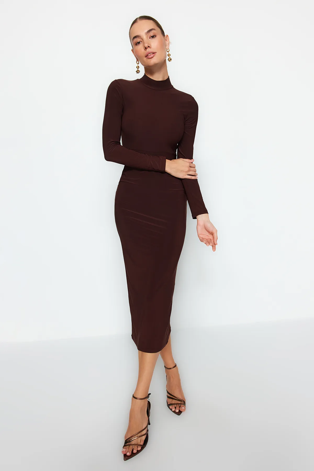 Trendyol Collection  Braunes, tailliertes/tailliertes Maxi-Bleistiftkleid aus flexiblem Strick mit Stehkragen TWOAW24EL00614