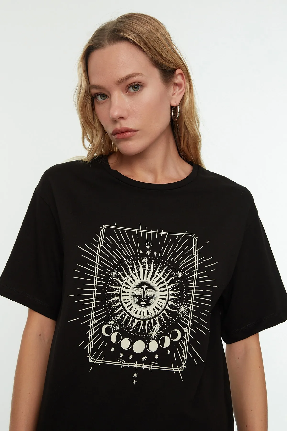 Trendyol Collection  Schwarzes, bedrucktes, übergroßes/weit geschnittenes Strick-T-Shirt mit Rundhalsausschnitt, 100 % Baumwolle TWOSS20TS0247