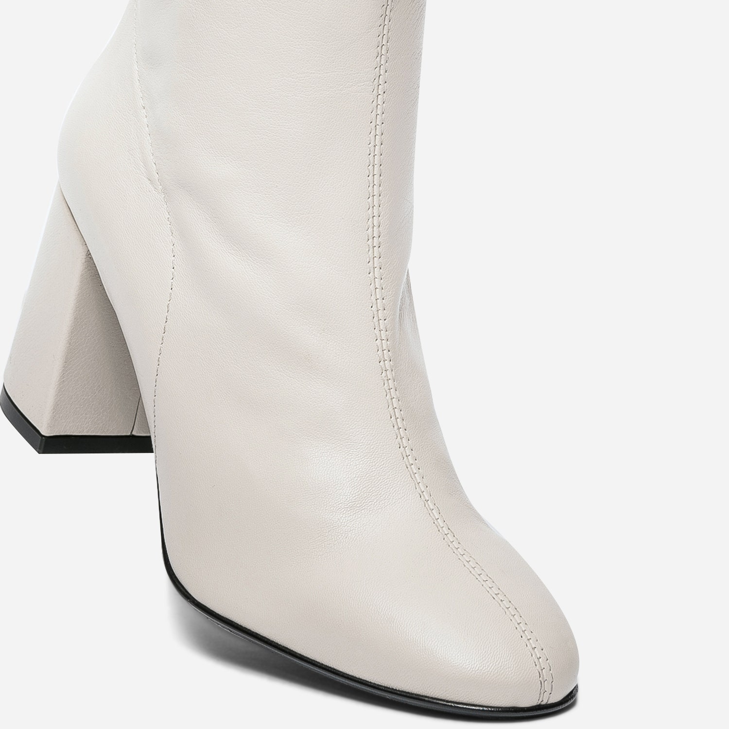 Boots blanc cuir à talon carré