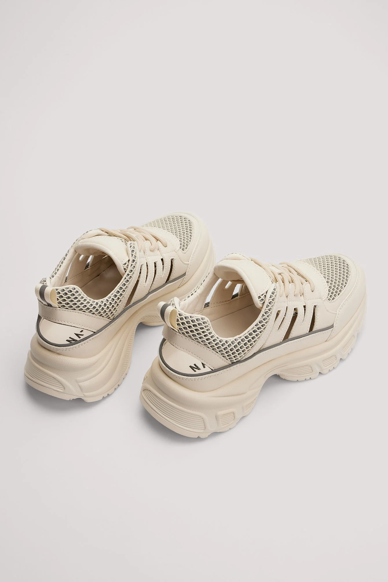Sportliche Turnschuhe mit Cut-Outs