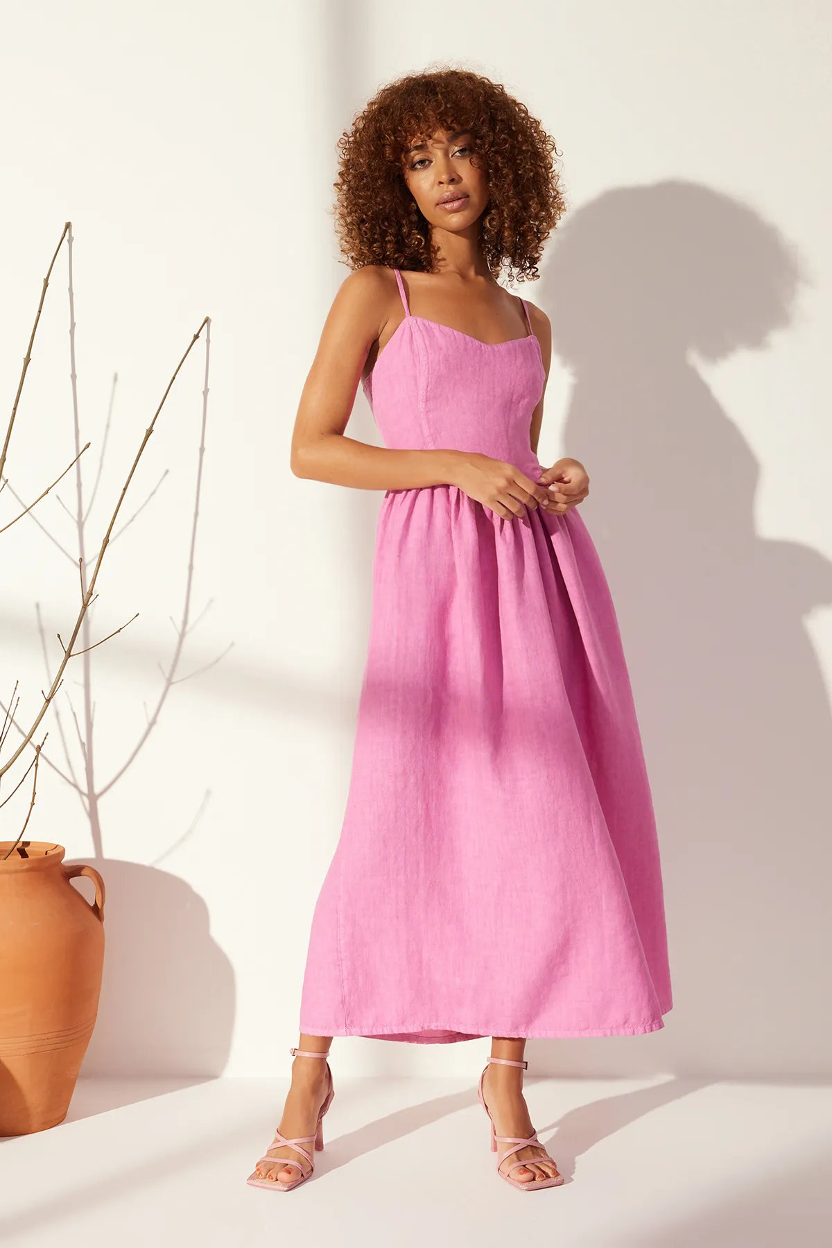Trendyol Collection  Rosa Maxikleid mit Trägern aus 100 % Leinen TWOSS24EL00667