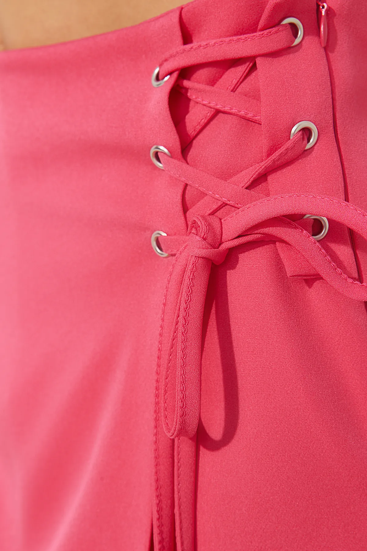 Trendyol Collection  Fuchsiafarbener, gewebter Shortsrock mit Krawatte und Ösendetails TWOAW21SR0038