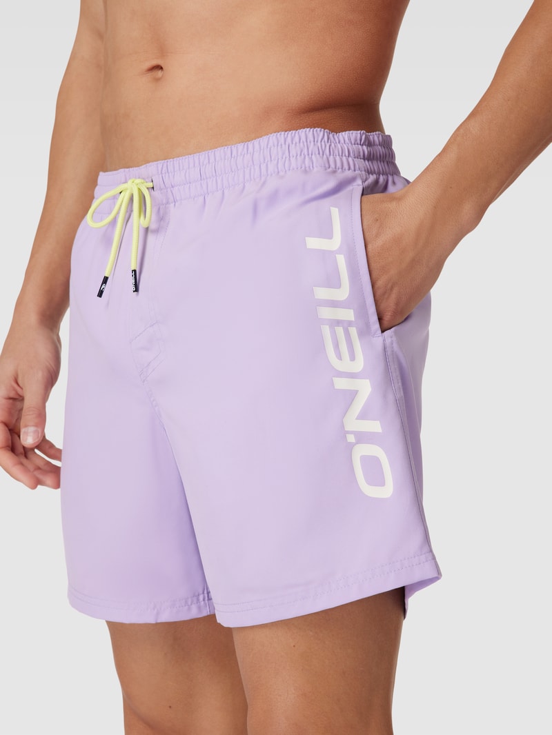 Badehose mit Label-Print Modell 'Cali' in flieder