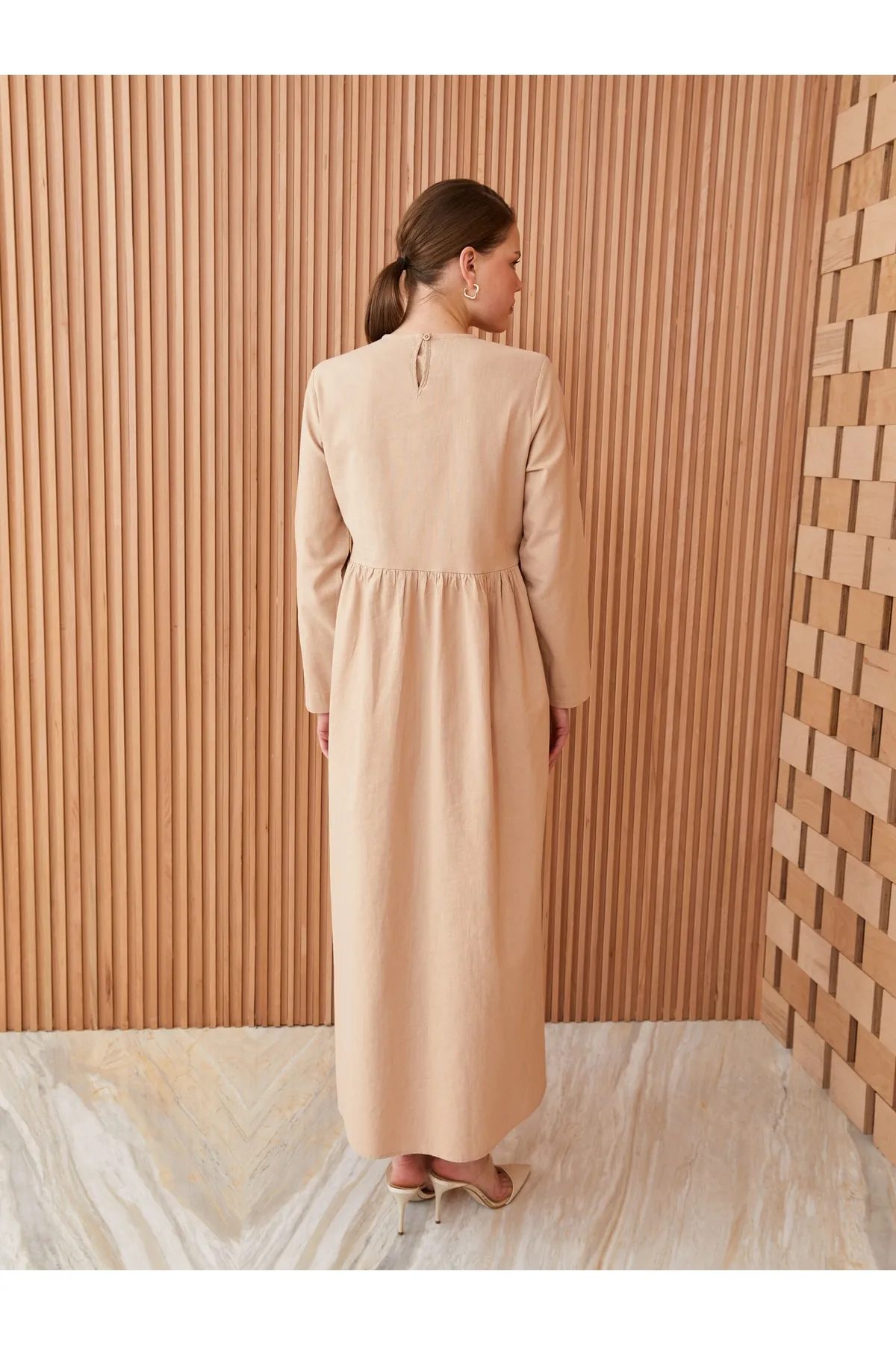 LC Waikiki  Gerades, langärmliges Damenkleid aus Leinenmischung mit Rundhalsausschnitt