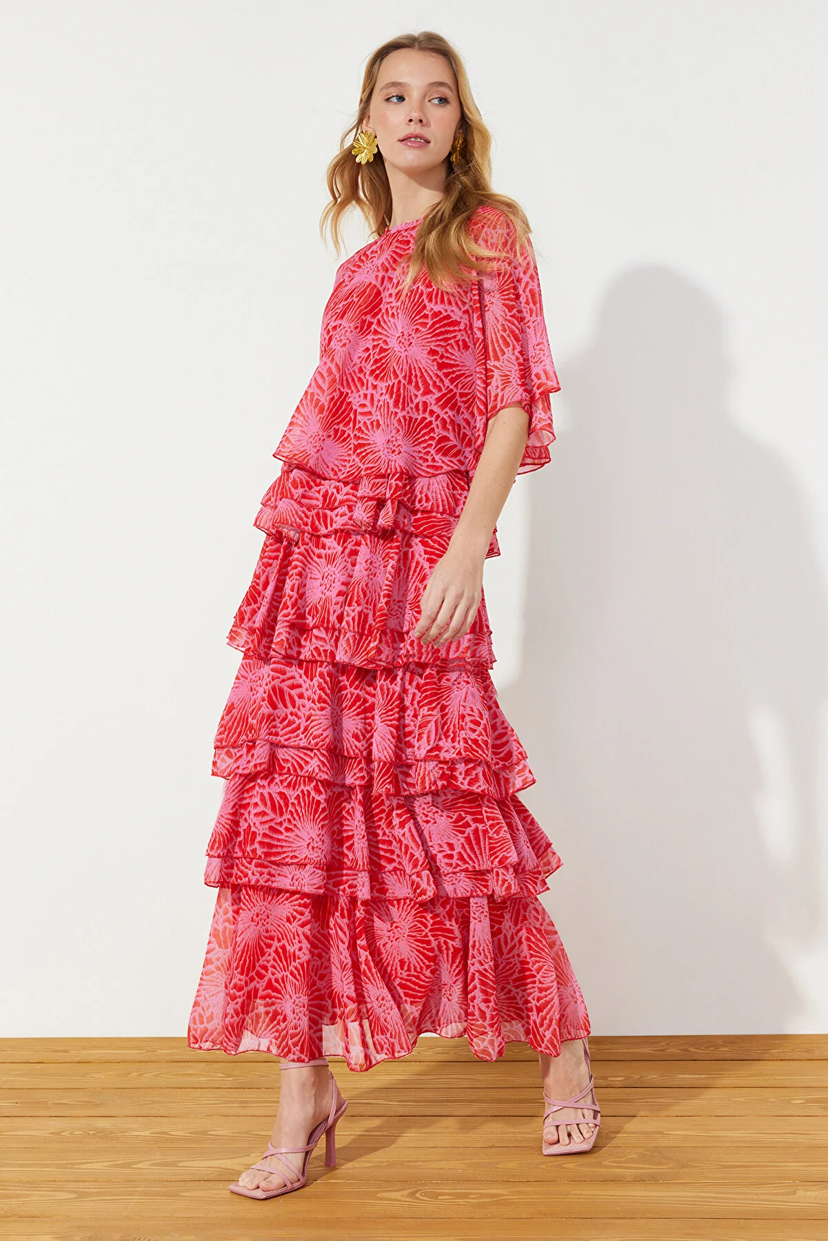 Trendyol Modest  Mehrlagiges, gewebtes Chiffon-Abendkleid mit rosa Blumenrock TCTSS24DB00007