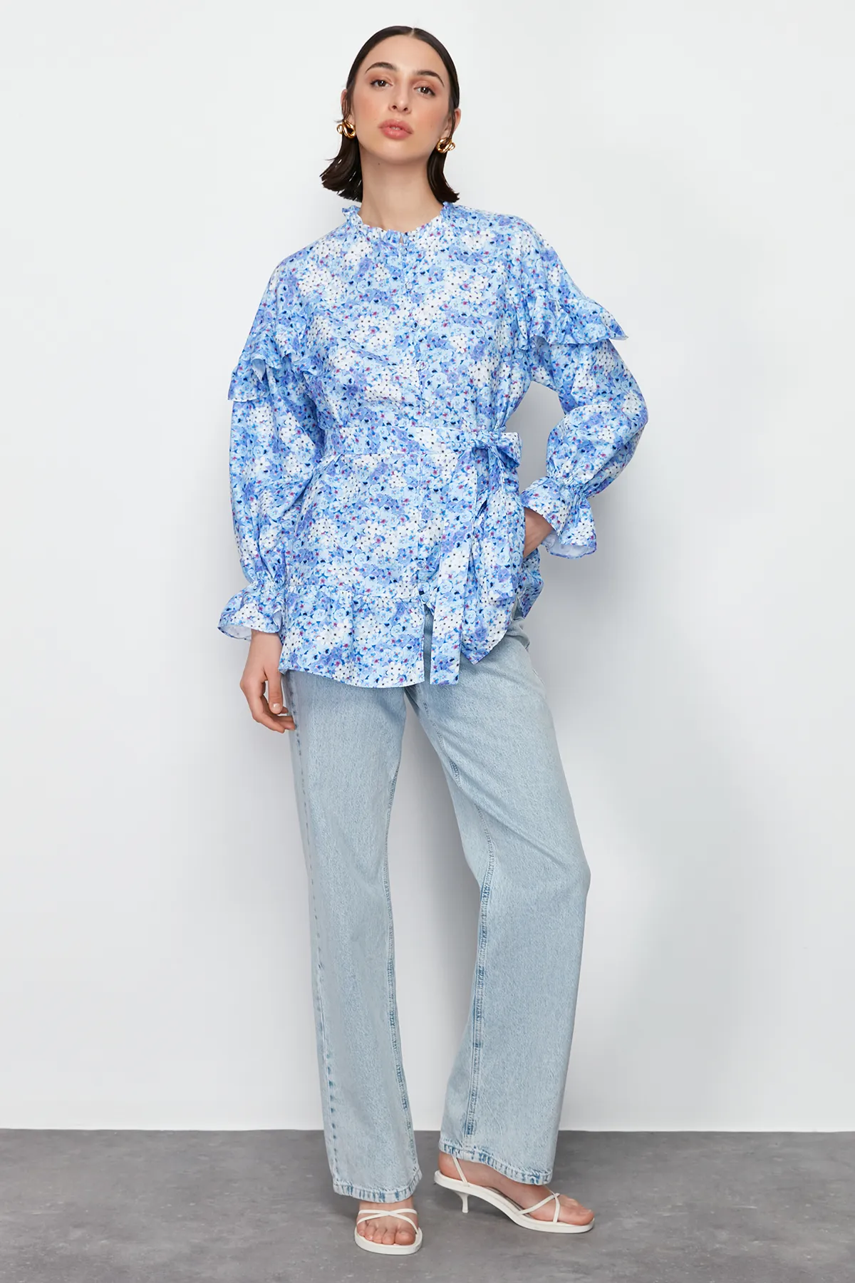 Trendyol Modest  Hellblaue gewebte Tunika mit Blumenmuster TCTSS24UK00025