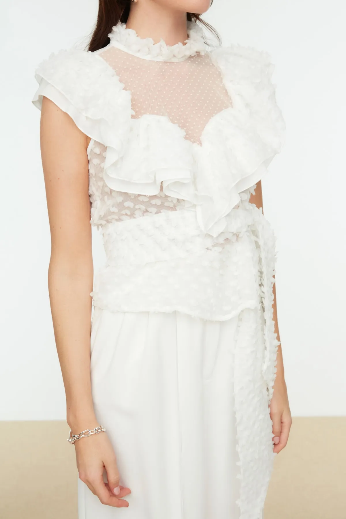Trendyol Collection  Ecrufarbene Volantbluse mit Krawatte und detailliertem Volant TPRSS20BZ0774