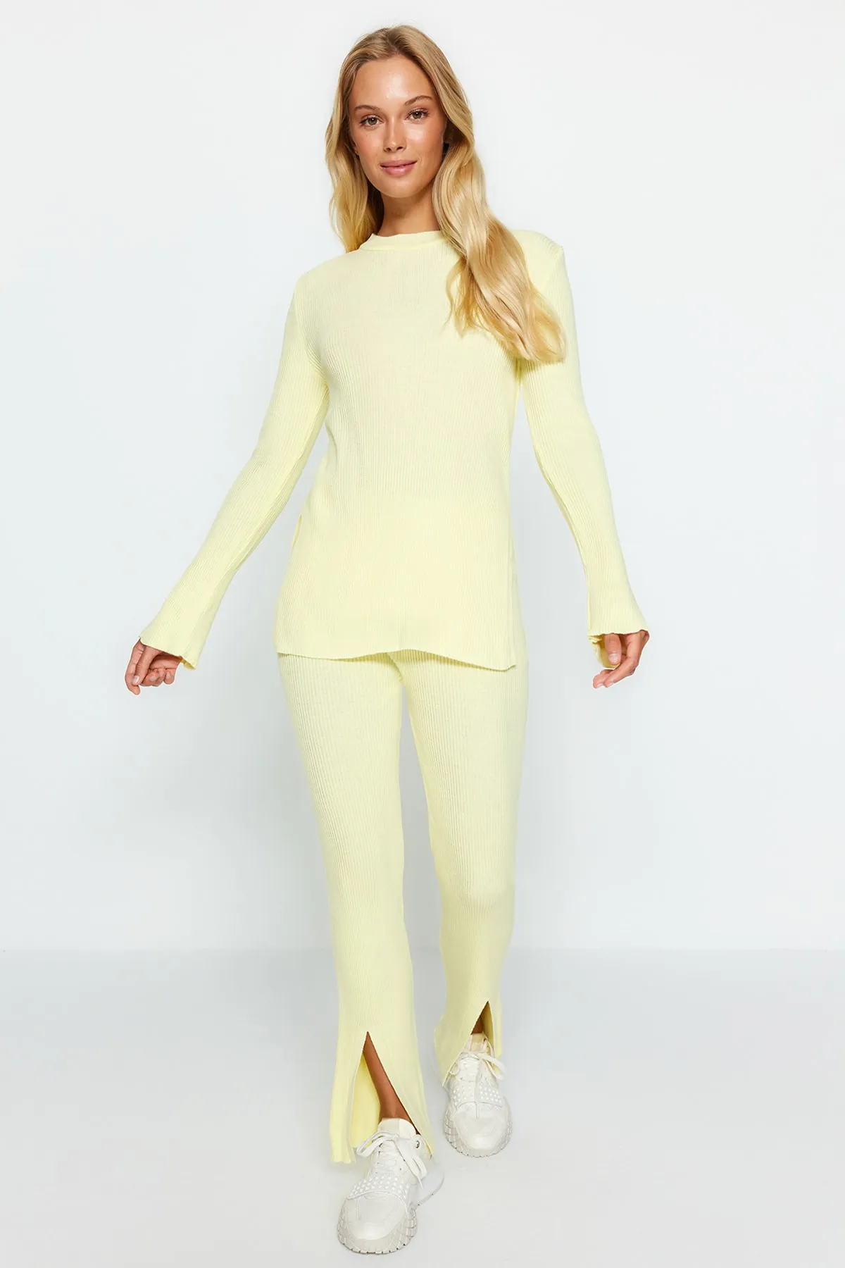 Trendyol Collection  Set aus Oberteil und Unterteil aus geschlitztem Strick in Gelb TWOAW24AU00101
