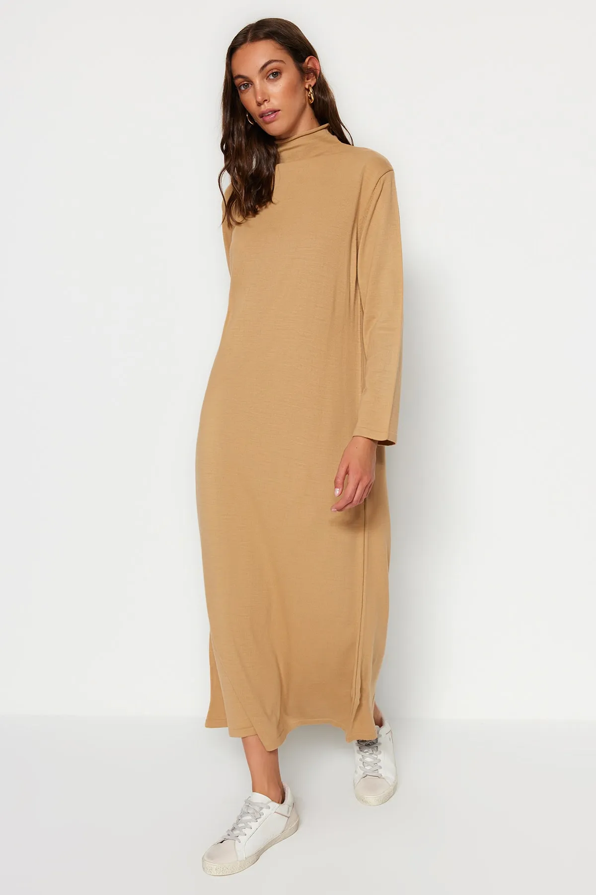 Trendyol Modest  Kamelfarbenes Strickkleid mit Rollkragen TCTAW23EB00001