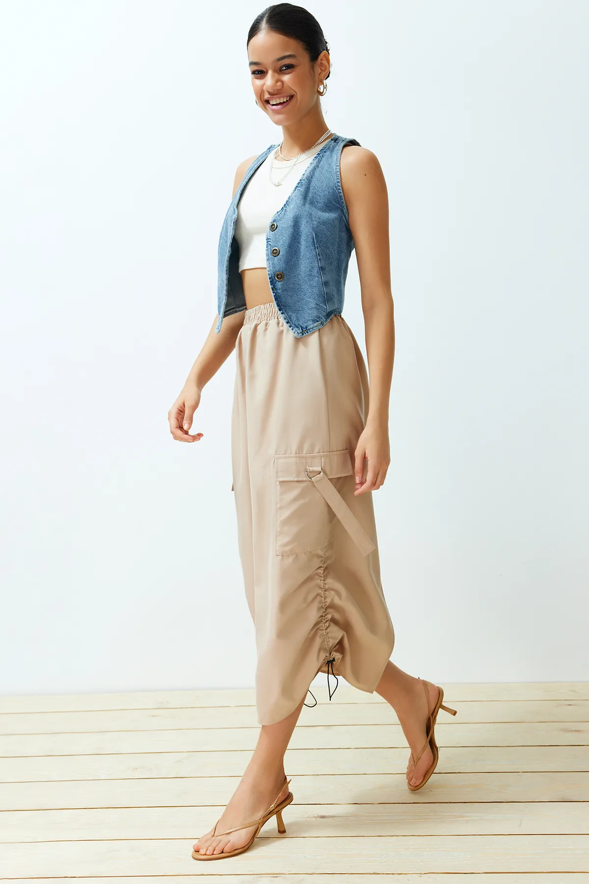 Trendyol Collection  Beigefarbener Midirock mit Taschendetail und Rockabschluss TWOSS24ET00149