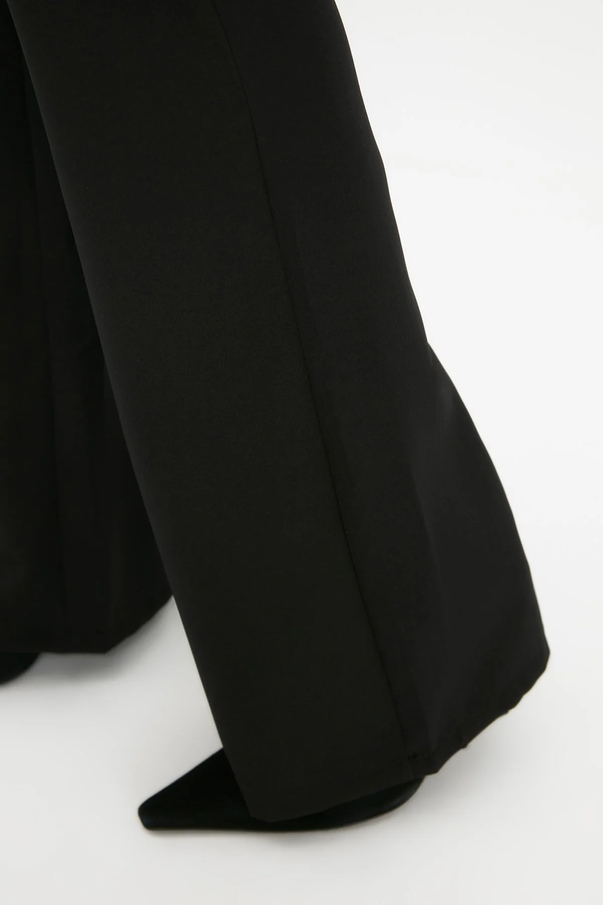 Trendyol Collection  Schwarze gewebte Hose mit ausgestelltem Bein und hoher Taille TWOAW20PL0094