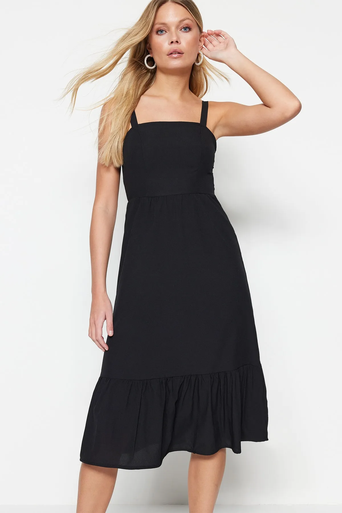 Trendyol Collection  Schwarzes Midi-Webkleid mit Taille und Rückendetail TWOSS22EL00266
