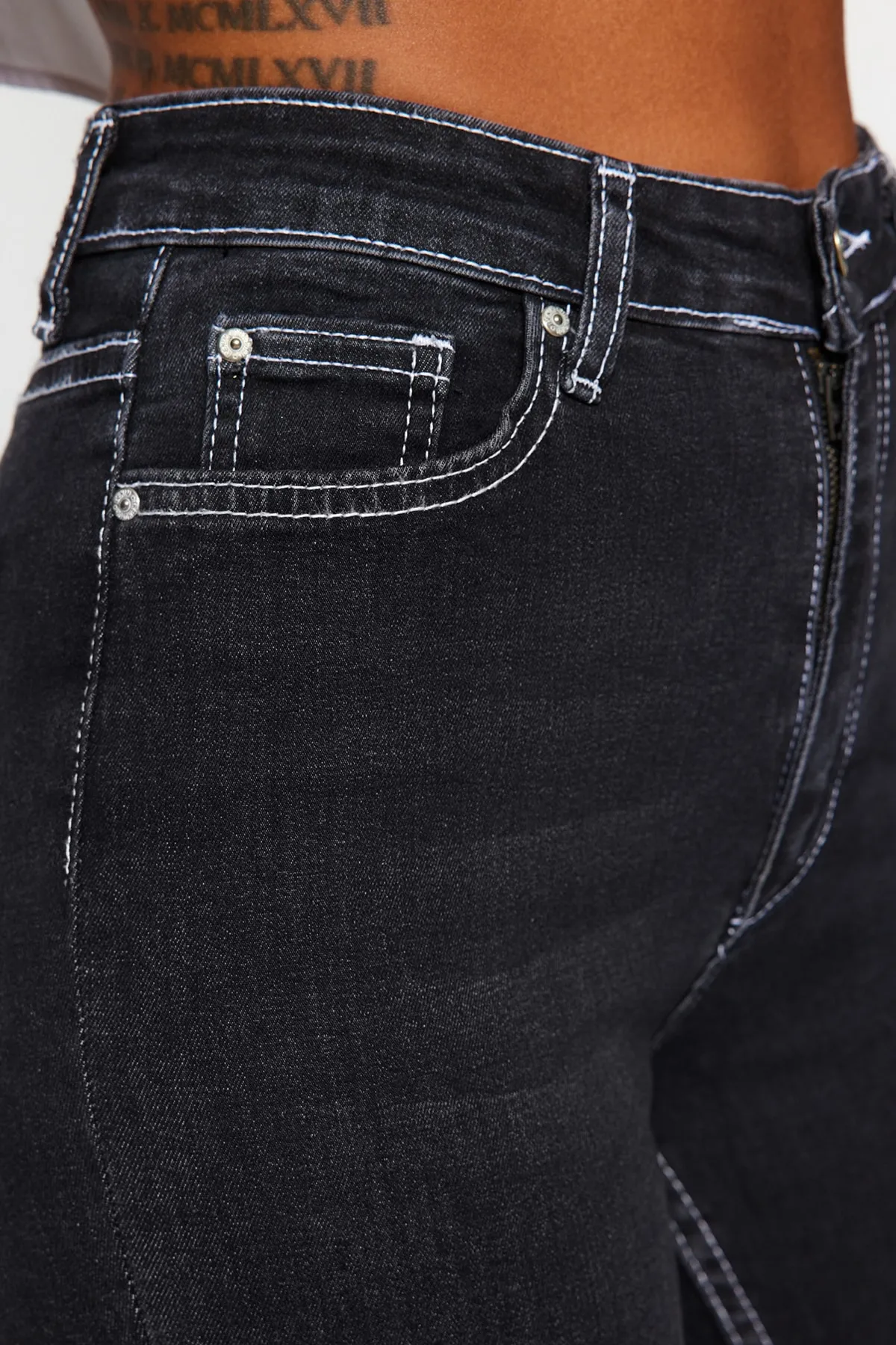 Trendyol Collection  Schwarze Schlagjeans mit hoher Taille TWOSS22JE0460