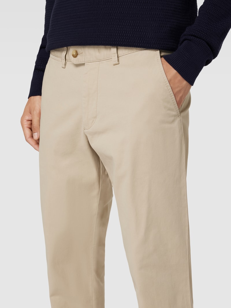 Chino mit französischen Eingrifftaschen in sand