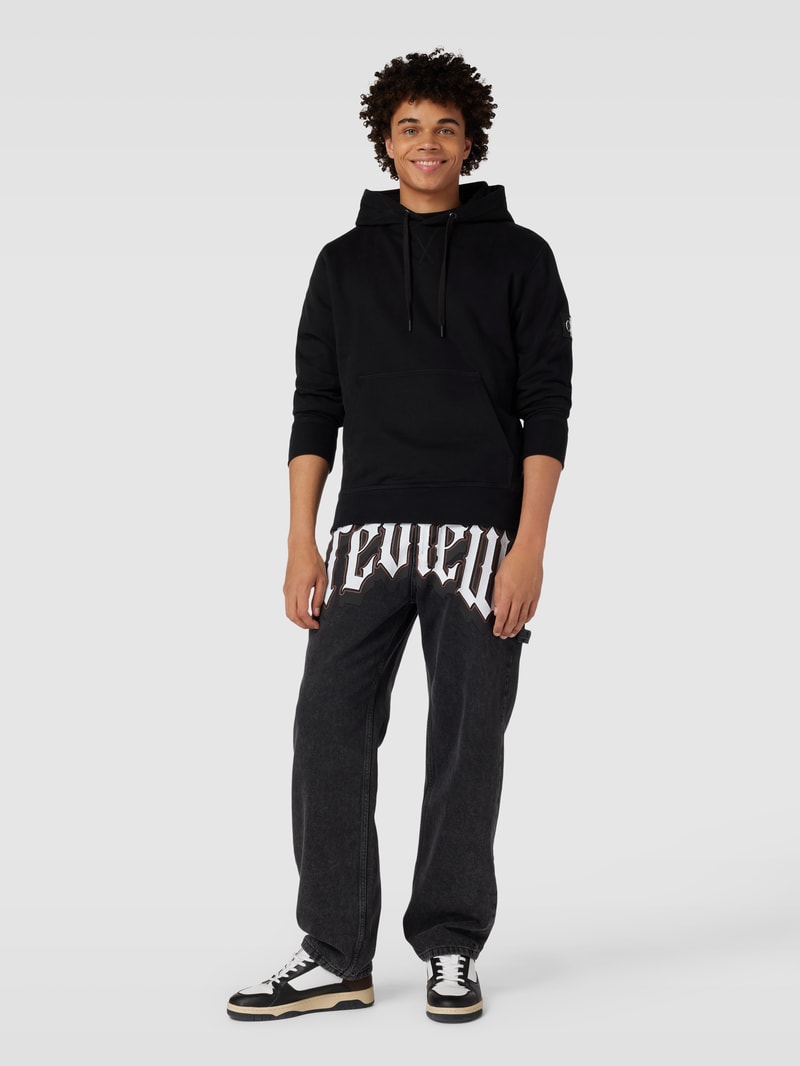 Hoodie mit Label-Patch in schwarz