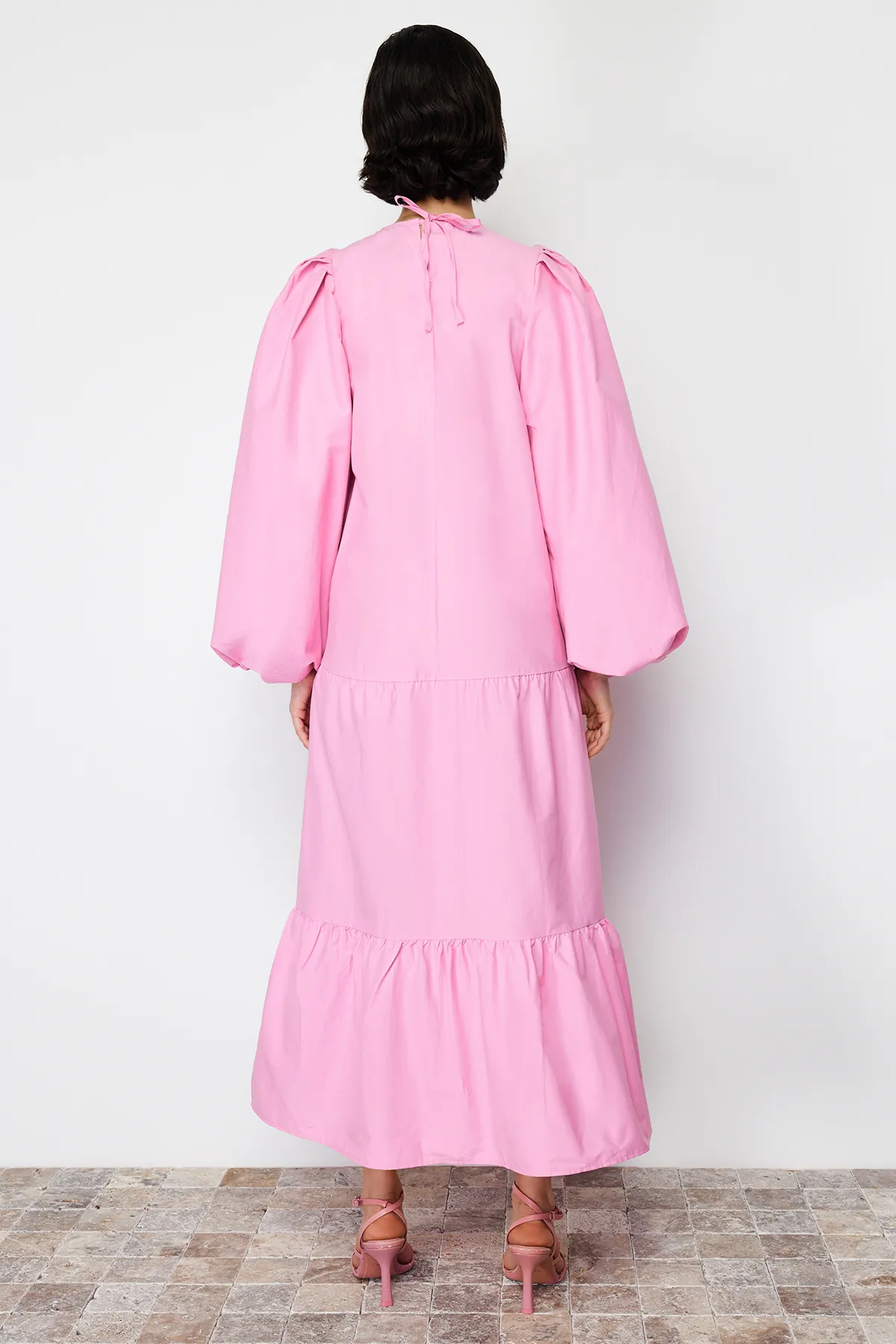 Trendyol Modest  Mehrlagiges, gewebtes Kleid aus Baumwolle mit Ballonärmeln in Rosa TCTSS24EB00070