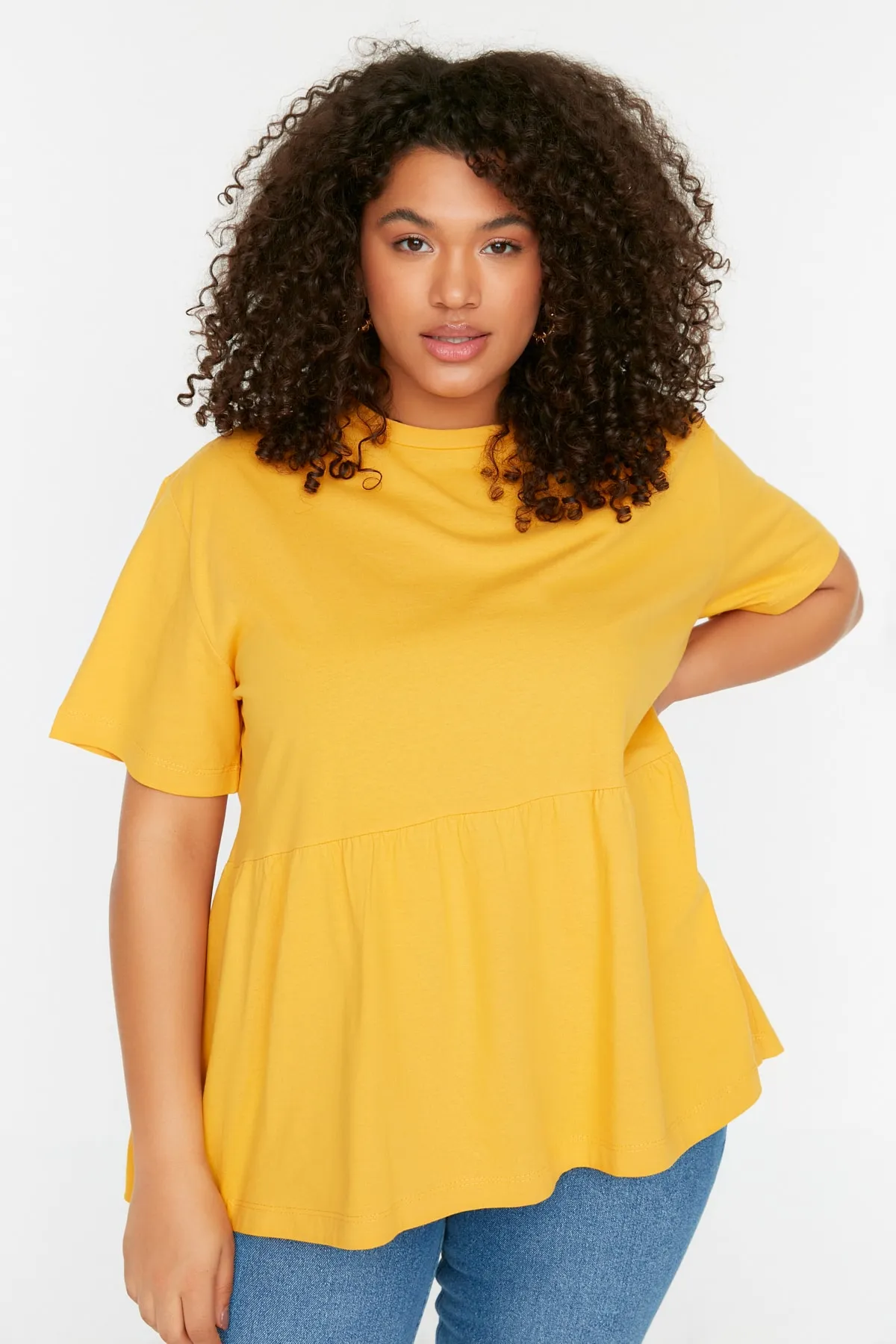 Trendyol Curve  Gelbes Strick-T-Shirt mit Rundhalsausschnitt TBSSS22TS2094