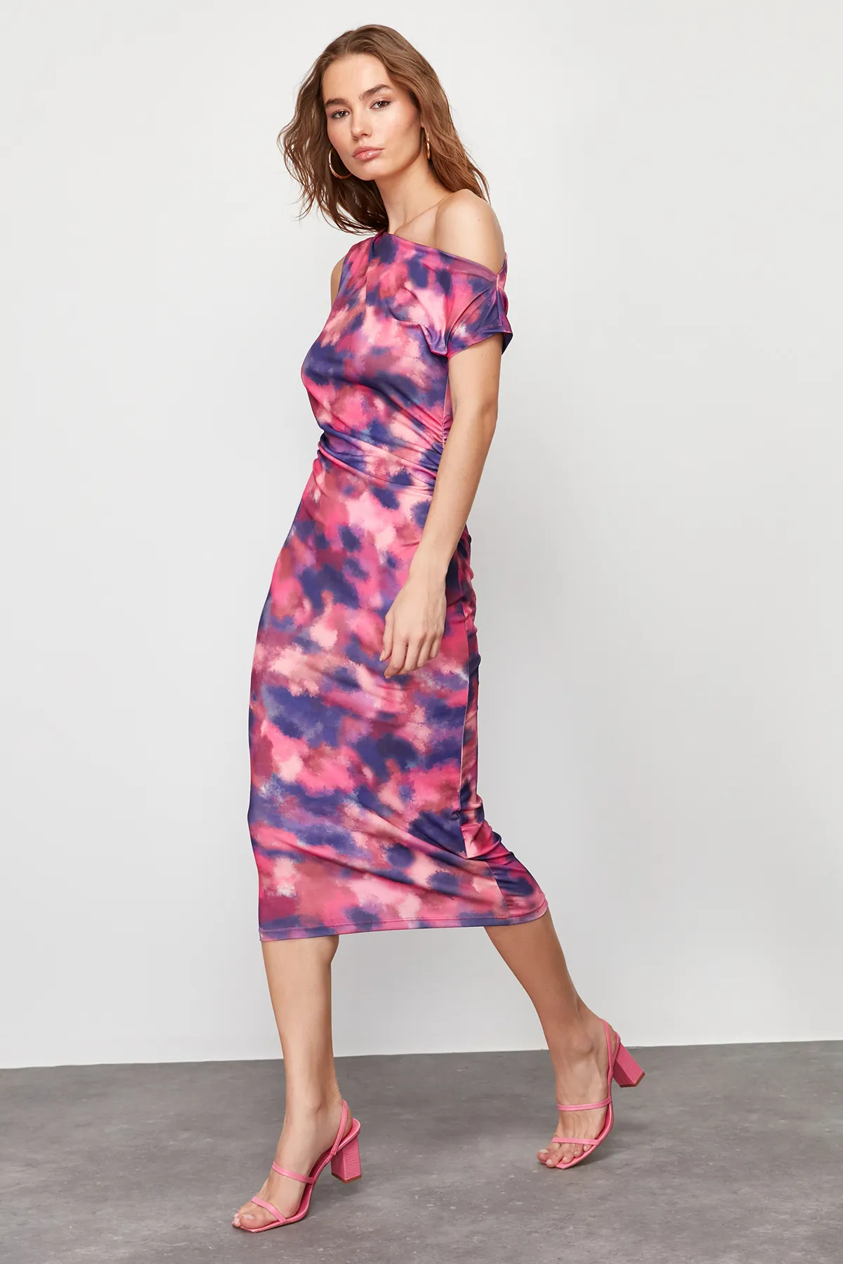 Trendyol Collection  Mehrfarbig bedrucktes, figurbetontes, ärmelloses Stretch-Strick-Midi-Bleistiftkleid mit U-Boot-Ausschnitt TWOSS24EL00662