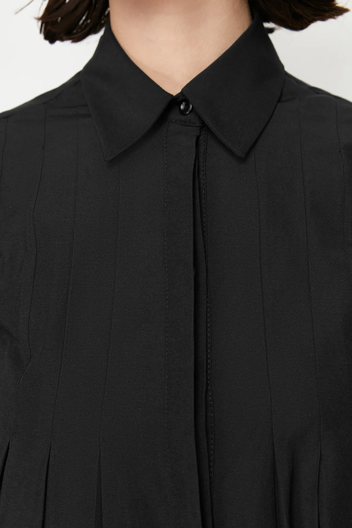 Trendyol Modest  Schwarzes Hemd aus gewebter Baumwolle mit Stickereidetails TCTSS24TG00017