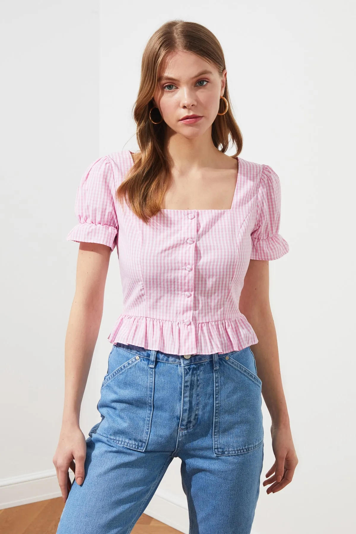 Trendyol Collection  Rosafarbene, gewebte, geknöpfte Gingham-Bluse mit quadratischem Ausschnitt TWOSS21BZ0820