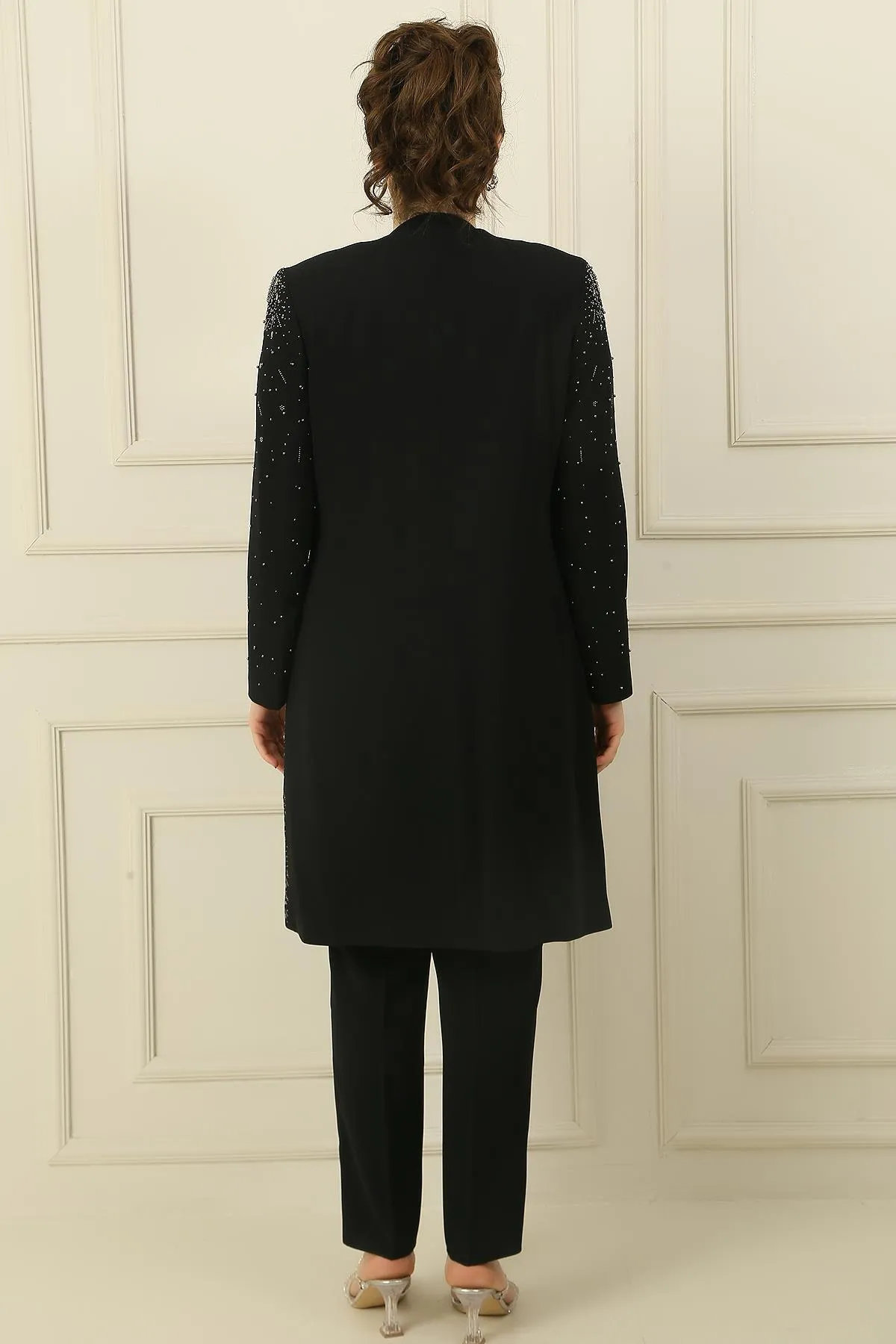 By Saygı  Ärmellose Bluse mit Steinmuster, gefütterte lange Jacke, enge Hose in Großformat, 3-teiliges Set