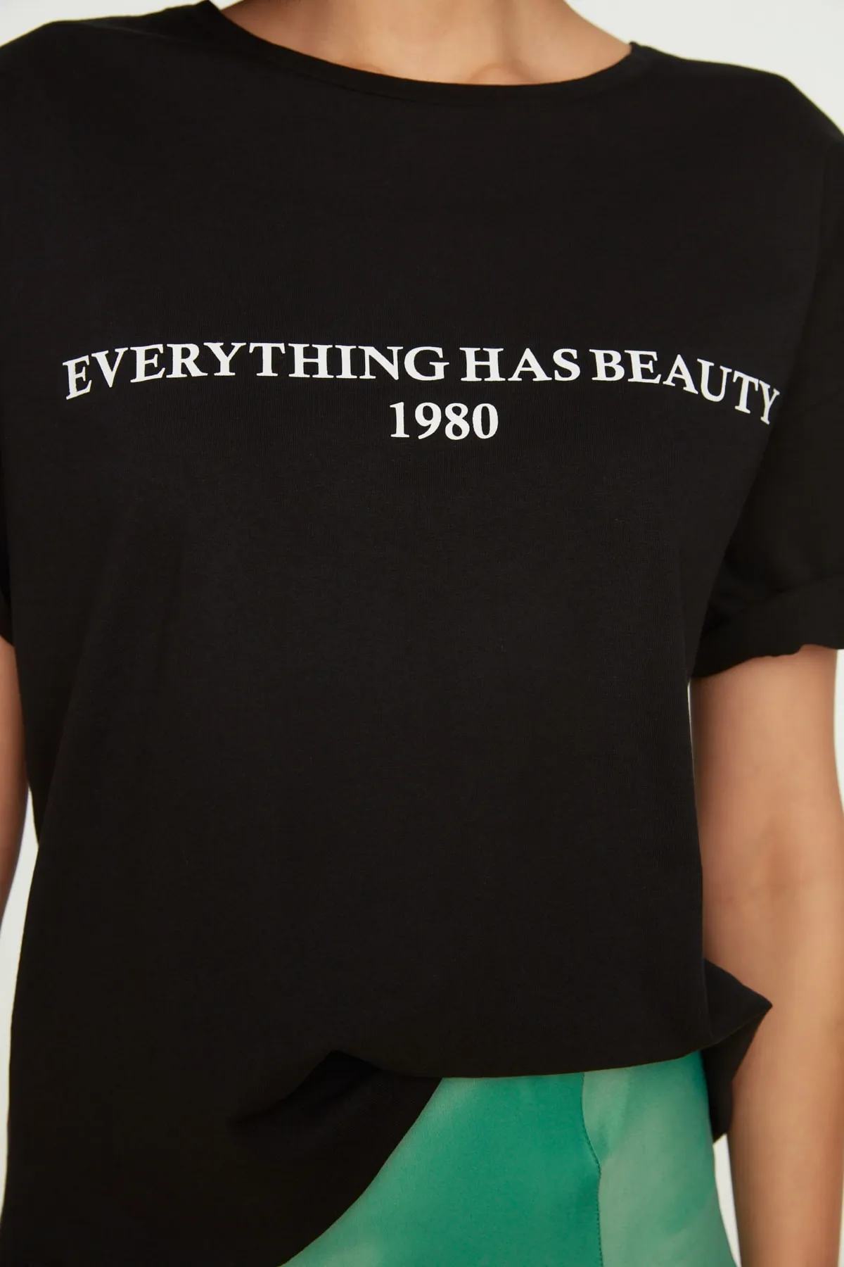 Trendyol Collection  Schwarzes, locker geschnittenes Strick-T-Shirt mit Rundhalsausschnitt aus 100 % Baumwolle mit Slogan-Aufdruck TWOSS19GH0034