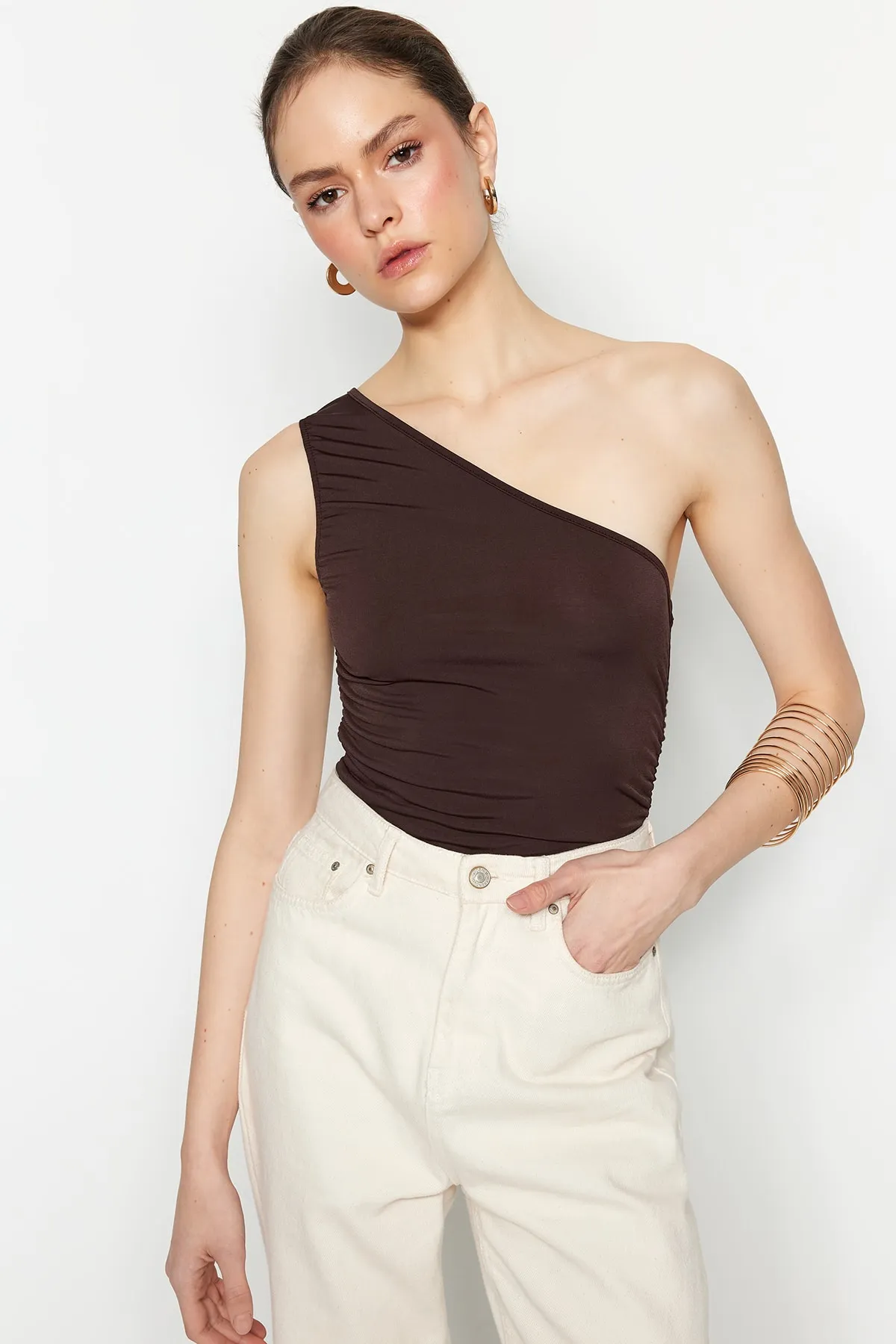 Trendyol Collection  Braune, detaillierte, taillierte, dehnbare One-Shoulder-Strickbluse mit Raffung TWOSS21BZ0590