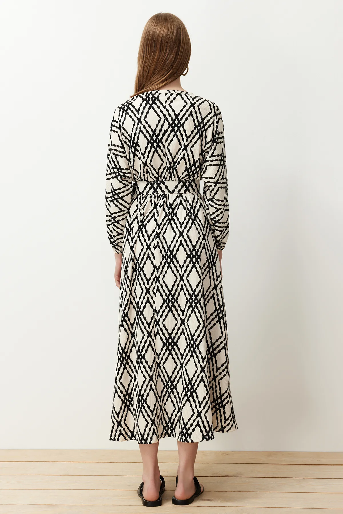 Trendyol Modest  Schwarzes, gemustertes Kleid aus Crinkle-Gewebe mit Gürteldetail TCTSS24EB00233