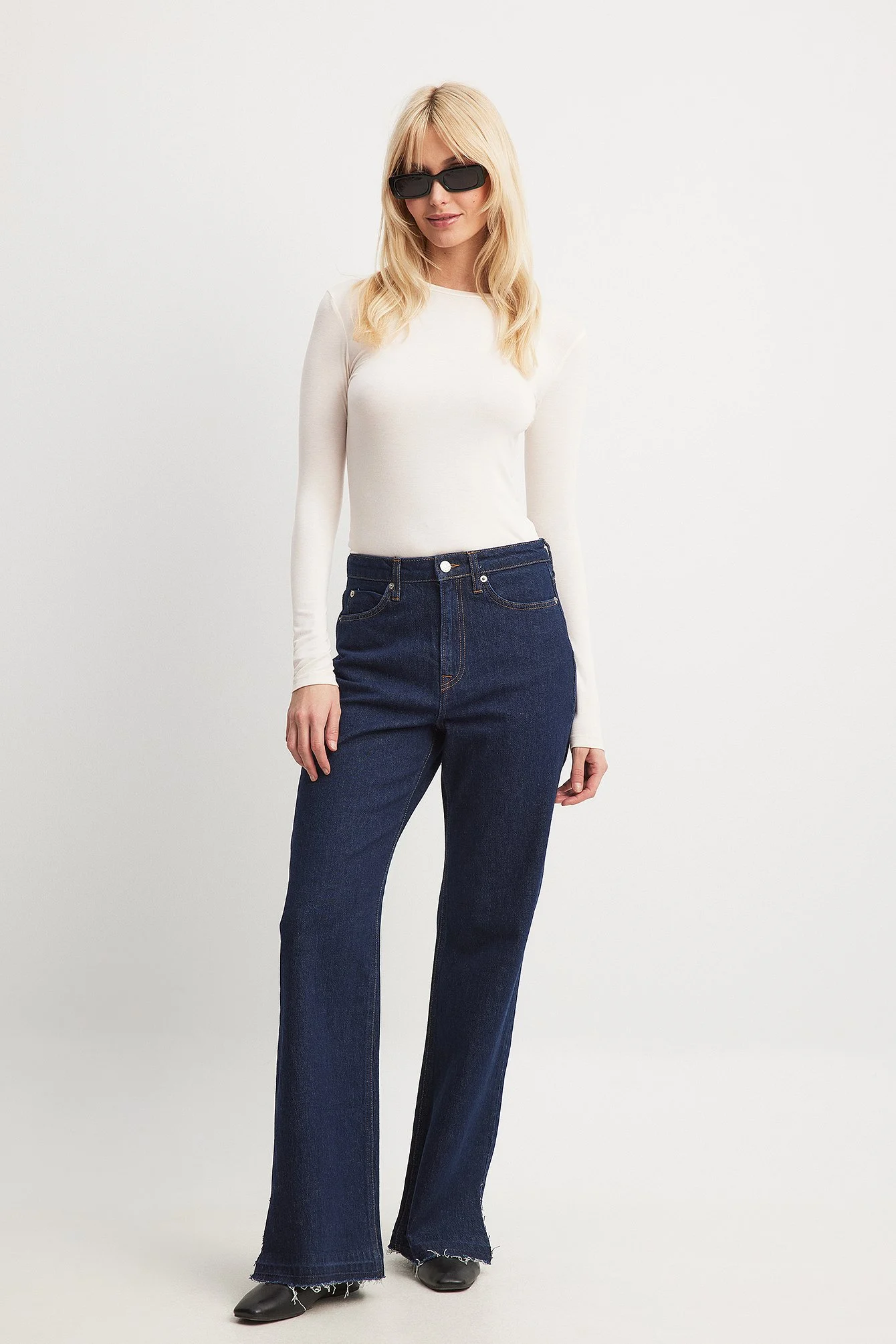 Jeans mit Schlitz und offener Kante