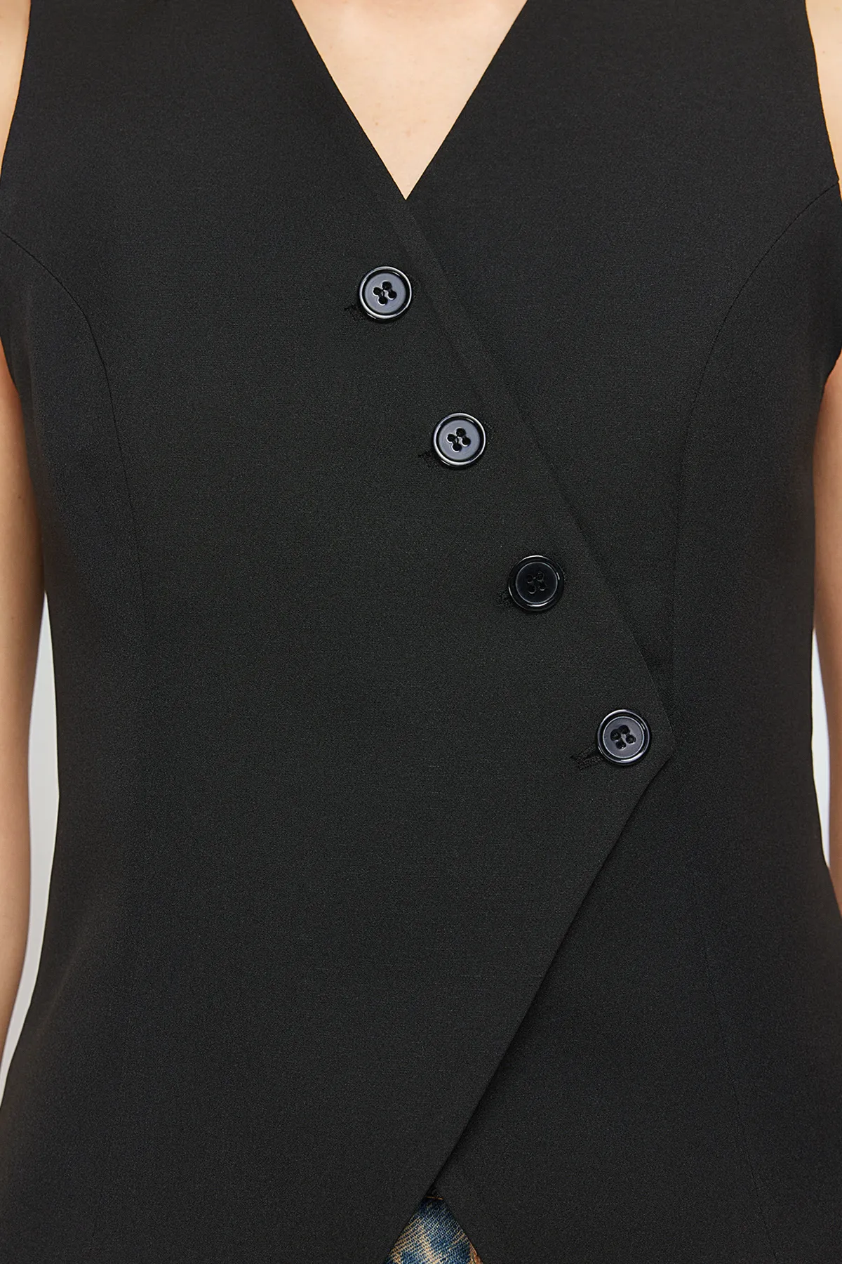 Trendyol Collection  Schwarze, gewebte Weste mit normaler Knopfleiste TWOSS24YE00007