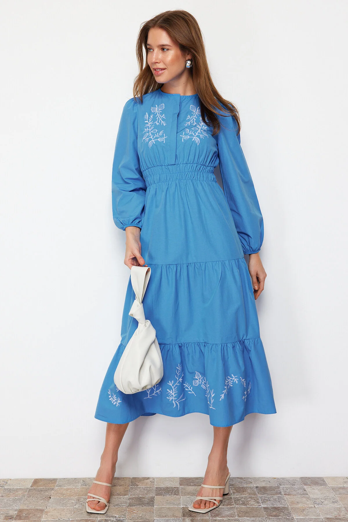 Trendyol Modest  Blaues, besticktes, detailliertes Webkleid TCTSS24EB00138