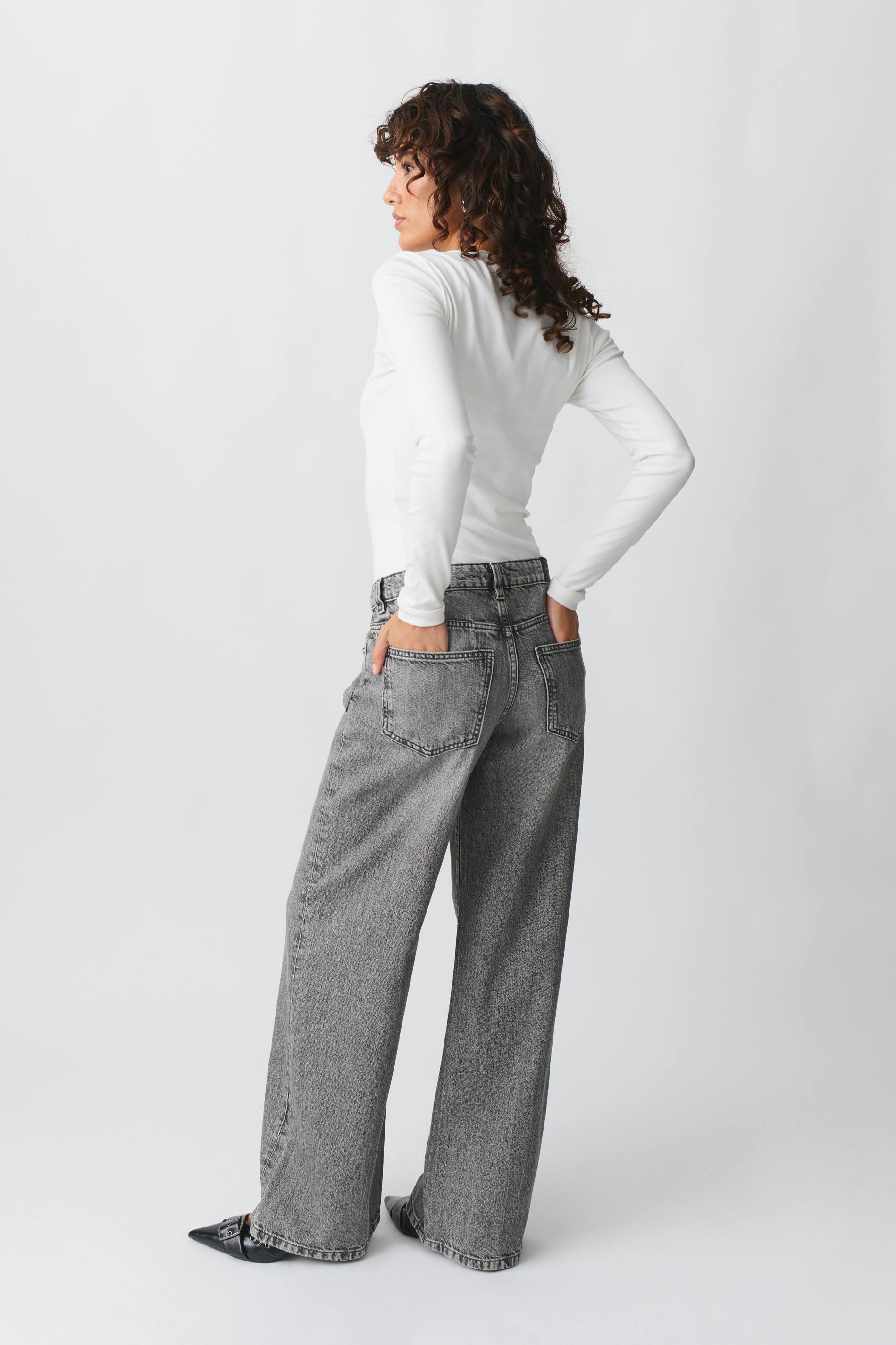 Low wide jeans