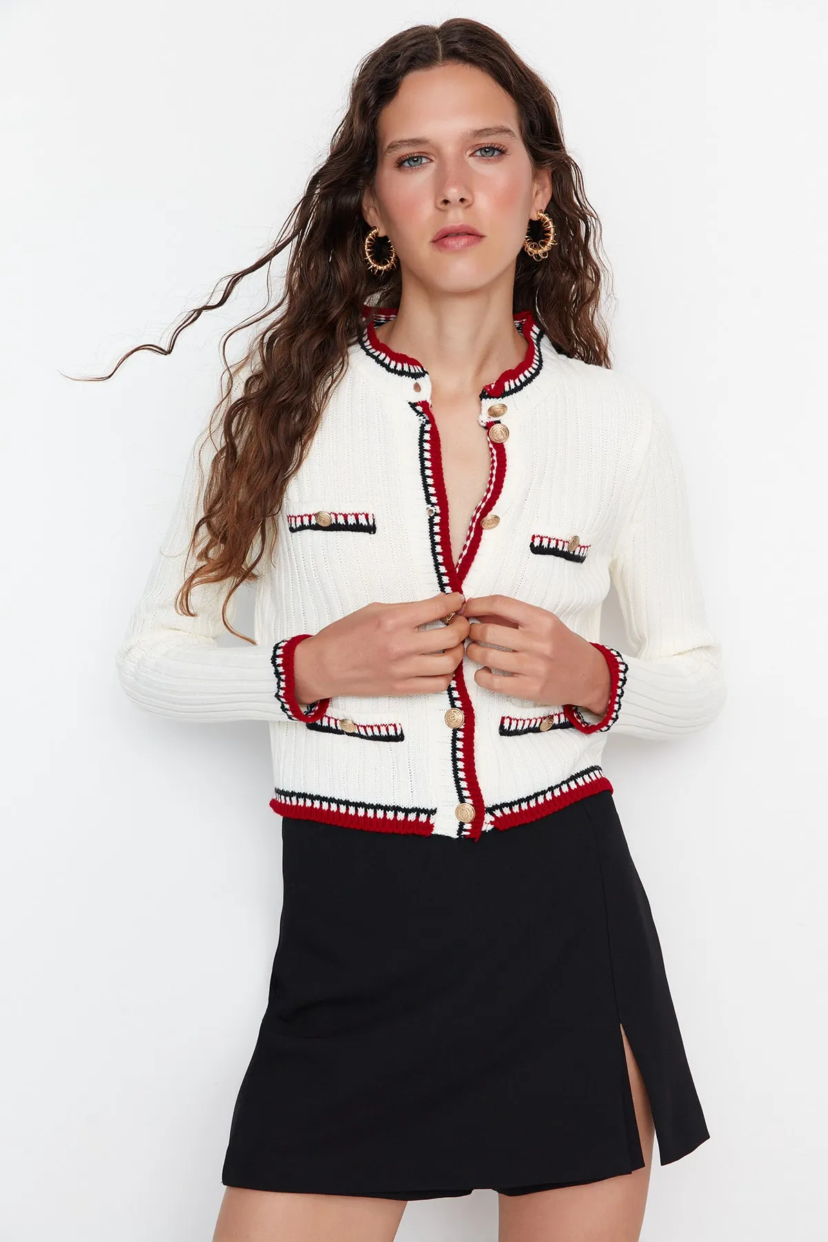 Trendyol Collection  Ecrufarbene, kurze Strickjacke TWOAW23HI00550