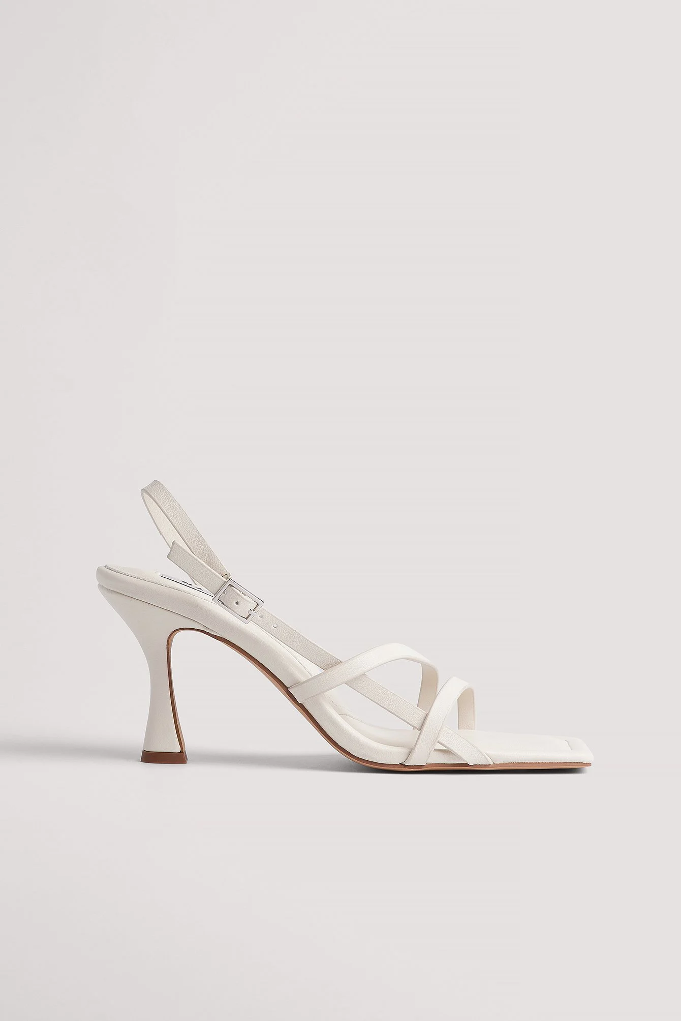 Sandalen mit Absatz und überkreuzten Riemen