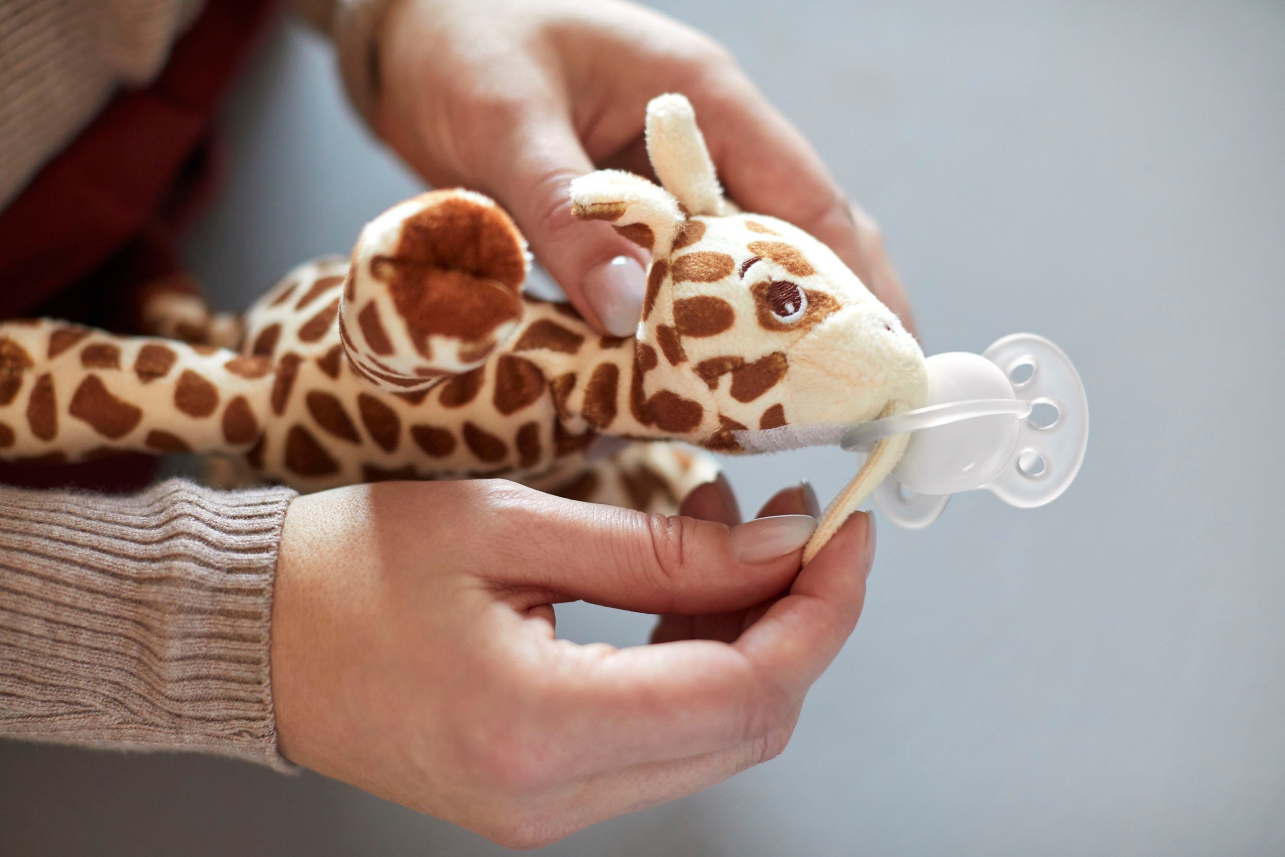 Philips AVENT Schnullerbefestigung SCF348/11, (Set, 2-tlg., Ultraweiches Kuscheltier mit Schnuller), Schnullertier Giraffe