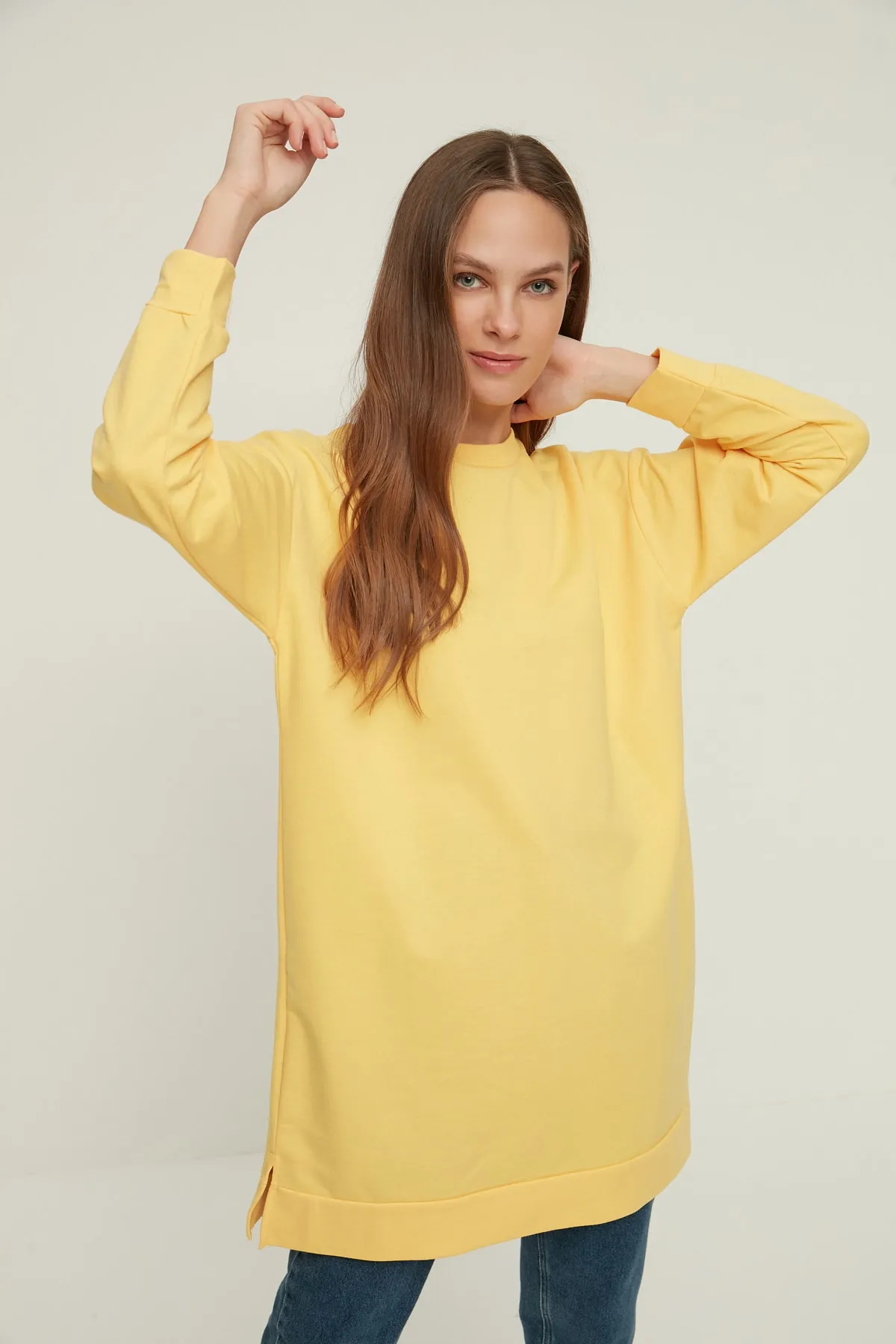 Trendyol Modest  Gelbes Basic-Strick-Sweatshirt mit Rundhalsausschnitt und Schlitz und detailliertem Ausschnitt TCTAW22TW0138