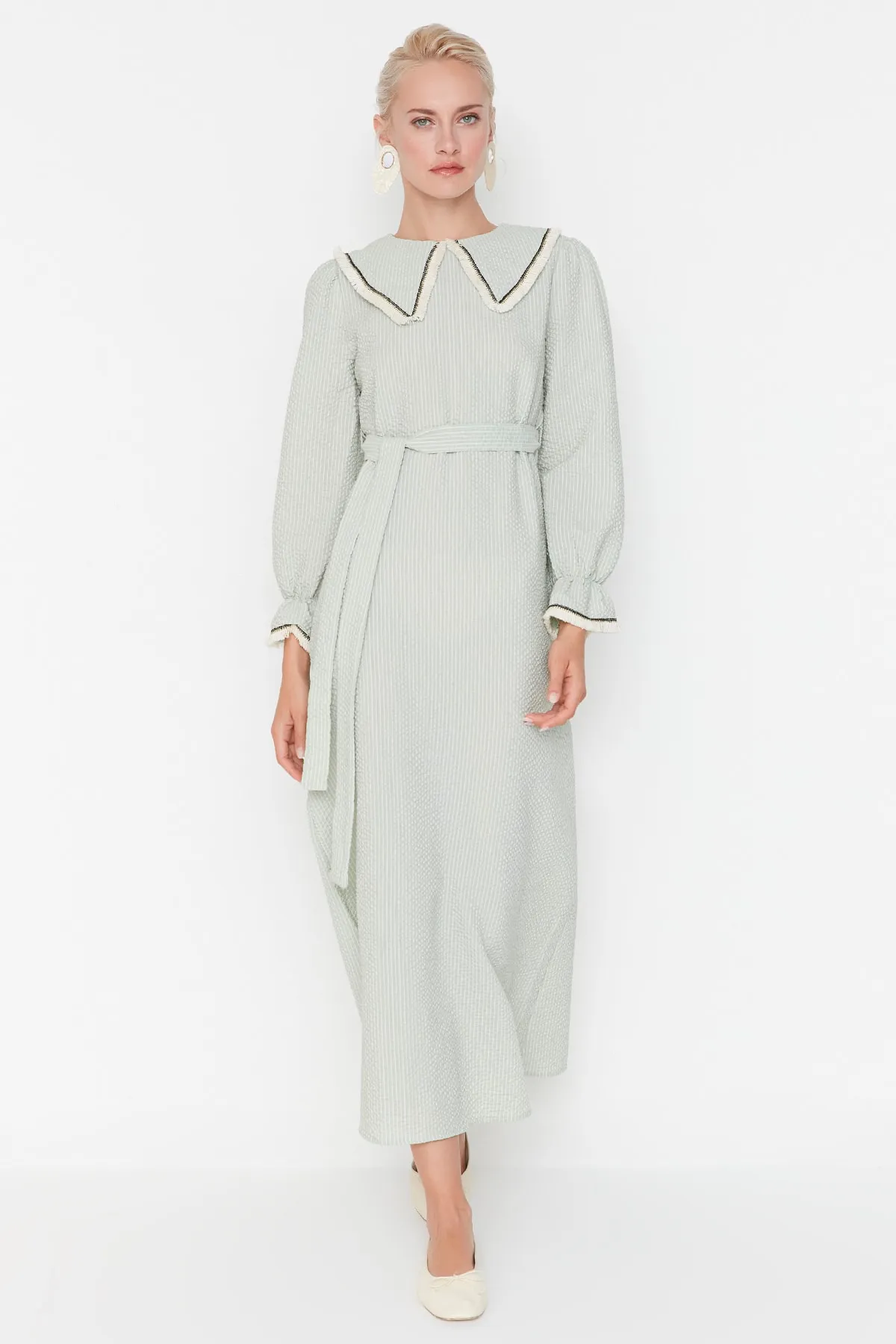 Trendyol Modest  Hellmintfarbenes gestreiftes Babykleid aus gewebter Baumwolle mit Kragen und Gürtel TCTSS22EB0014