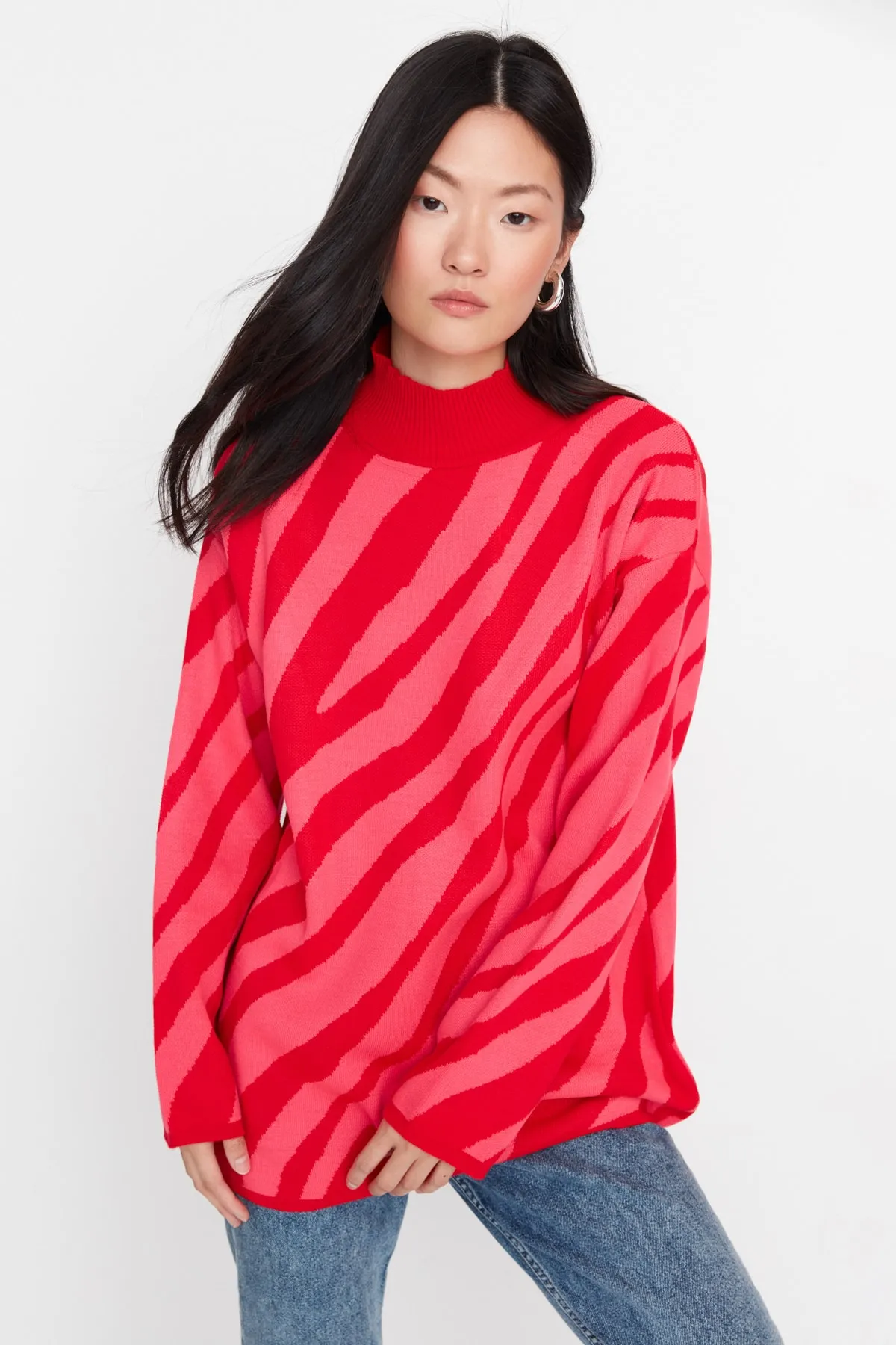 Trendyol Modest  Rot-rosa Strickpullover mit Tierstreifenmuster TCTAW23KZ00066